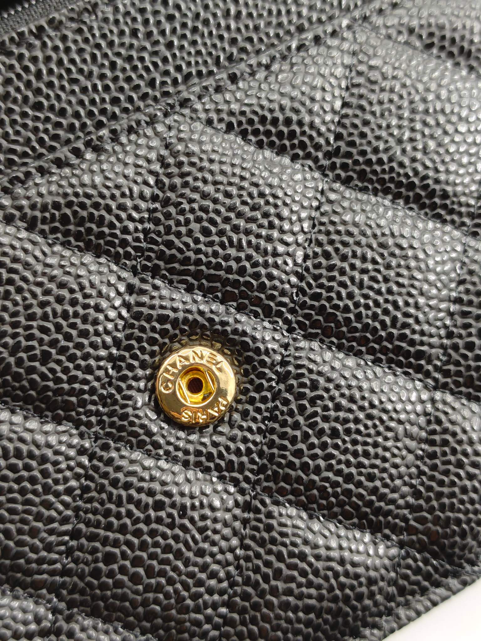 小香Woc发财包斜挎包
黑色头层小牛皮鱼子酱金扣
实物实拍
尺寸：19/13/4
款号：33814
