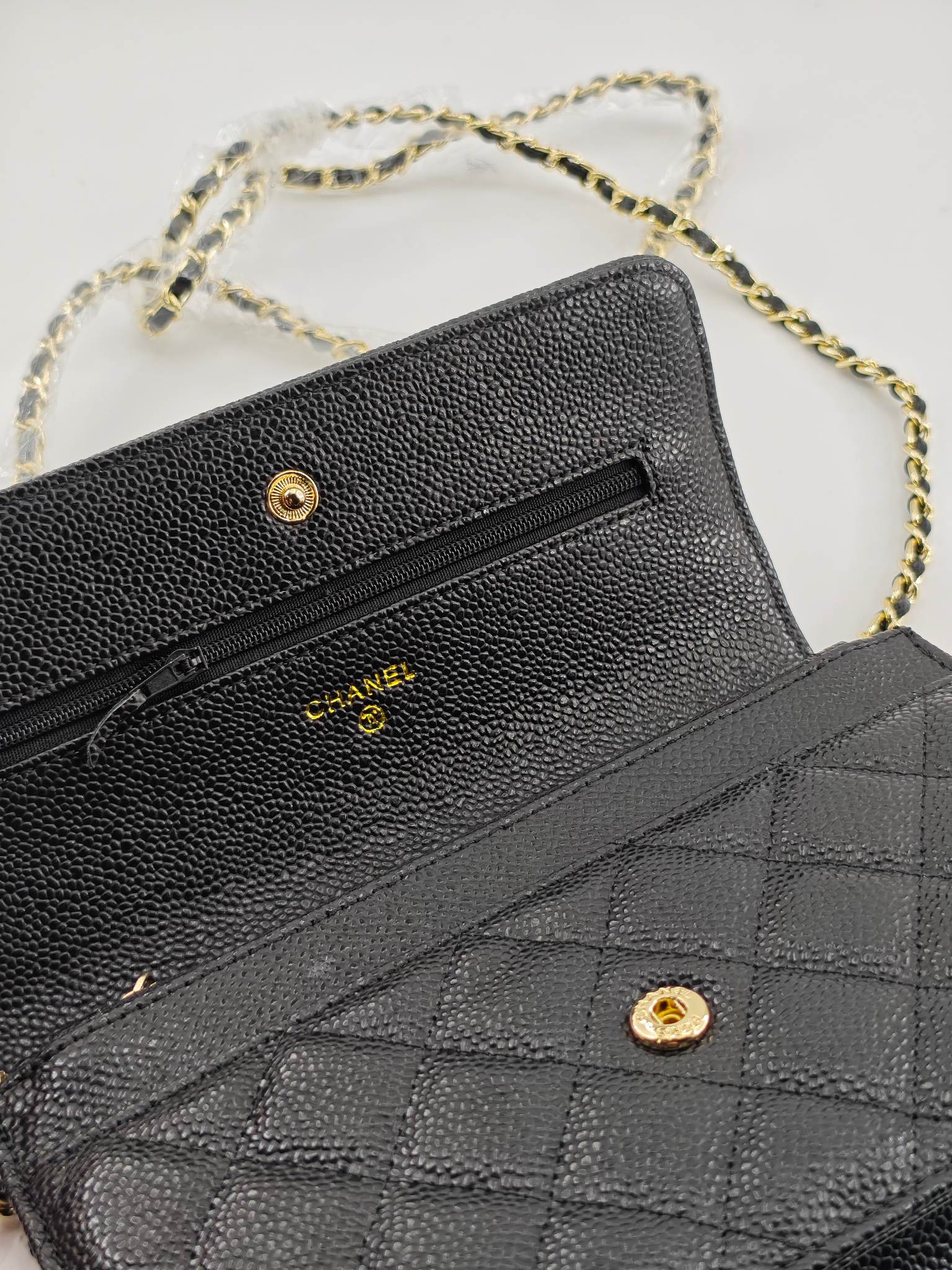 小香Woc发财包斜挎包
黑色头层小牛皮鱼子酱金扣
实物实拍
尺寸：19/13/4
款号：33814
