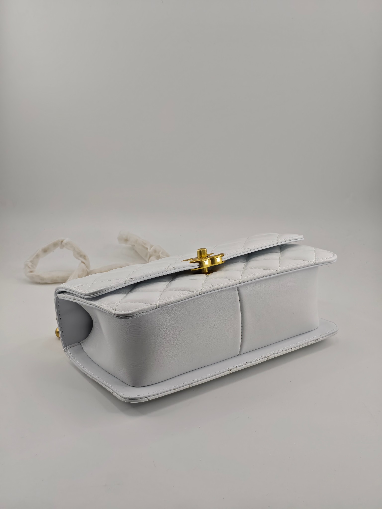 小香菱格休闲包
白色头层小羊皮金扣
实物实拍
尺寸：22/13/8
款号：704大号
