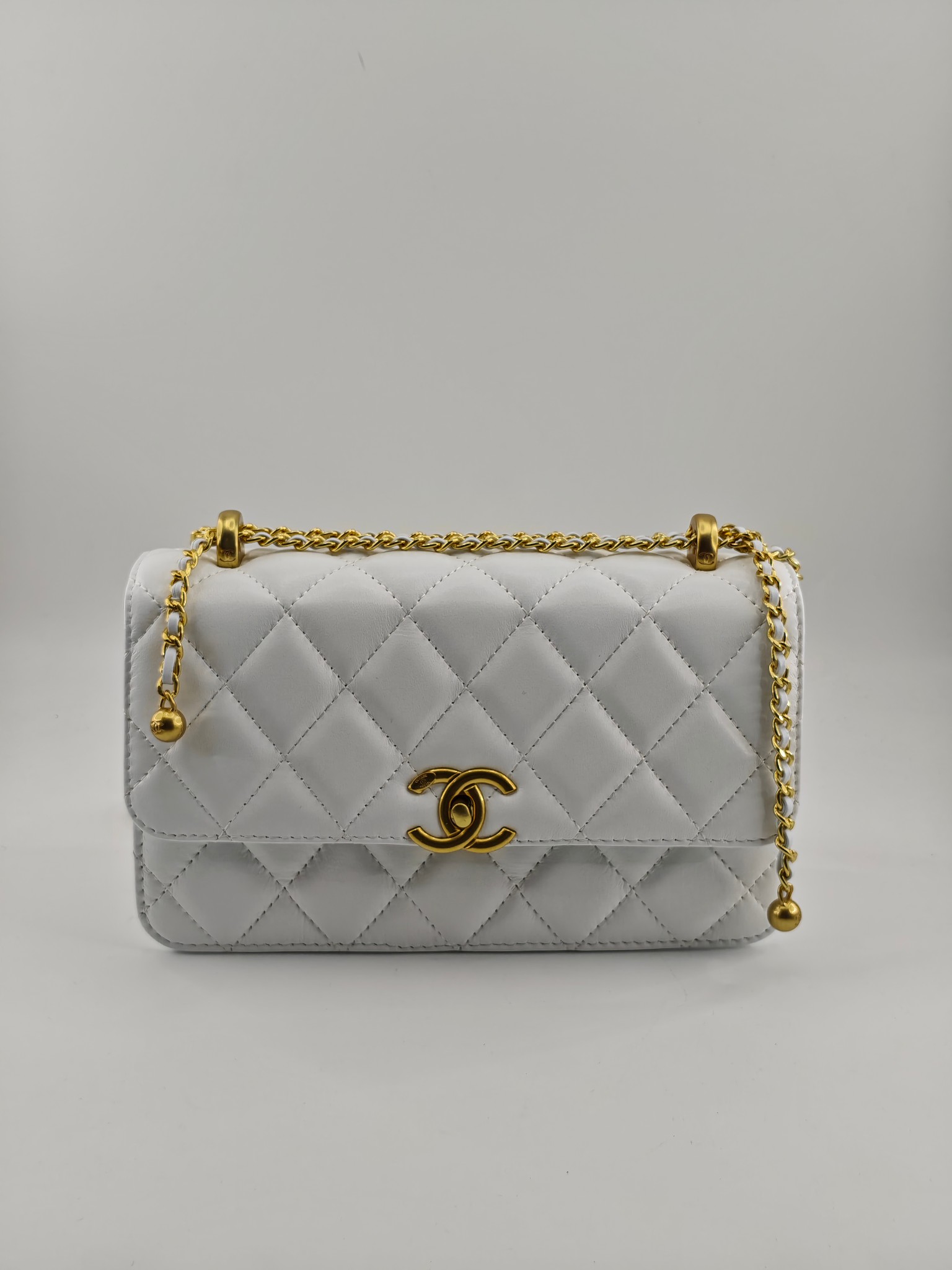 小香菱格休闲包
白色头层小羊皮金扣
实物实拍
尺寸：22/13/8
款号：704大号
