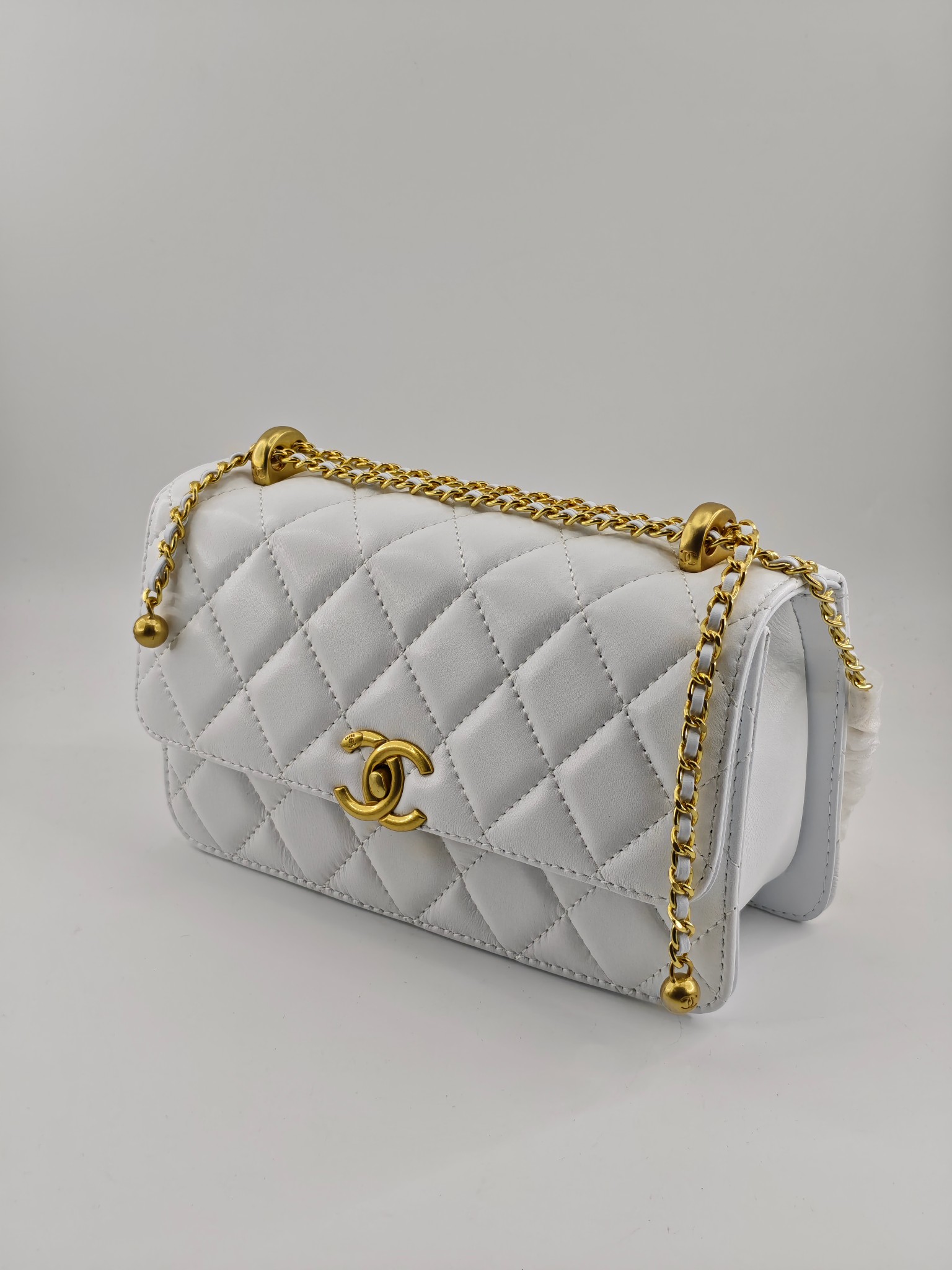 小香菱格休闲包
白色头层小羊皮金扣
实物实拍
尺寸：22/13/8
款号：704大号
