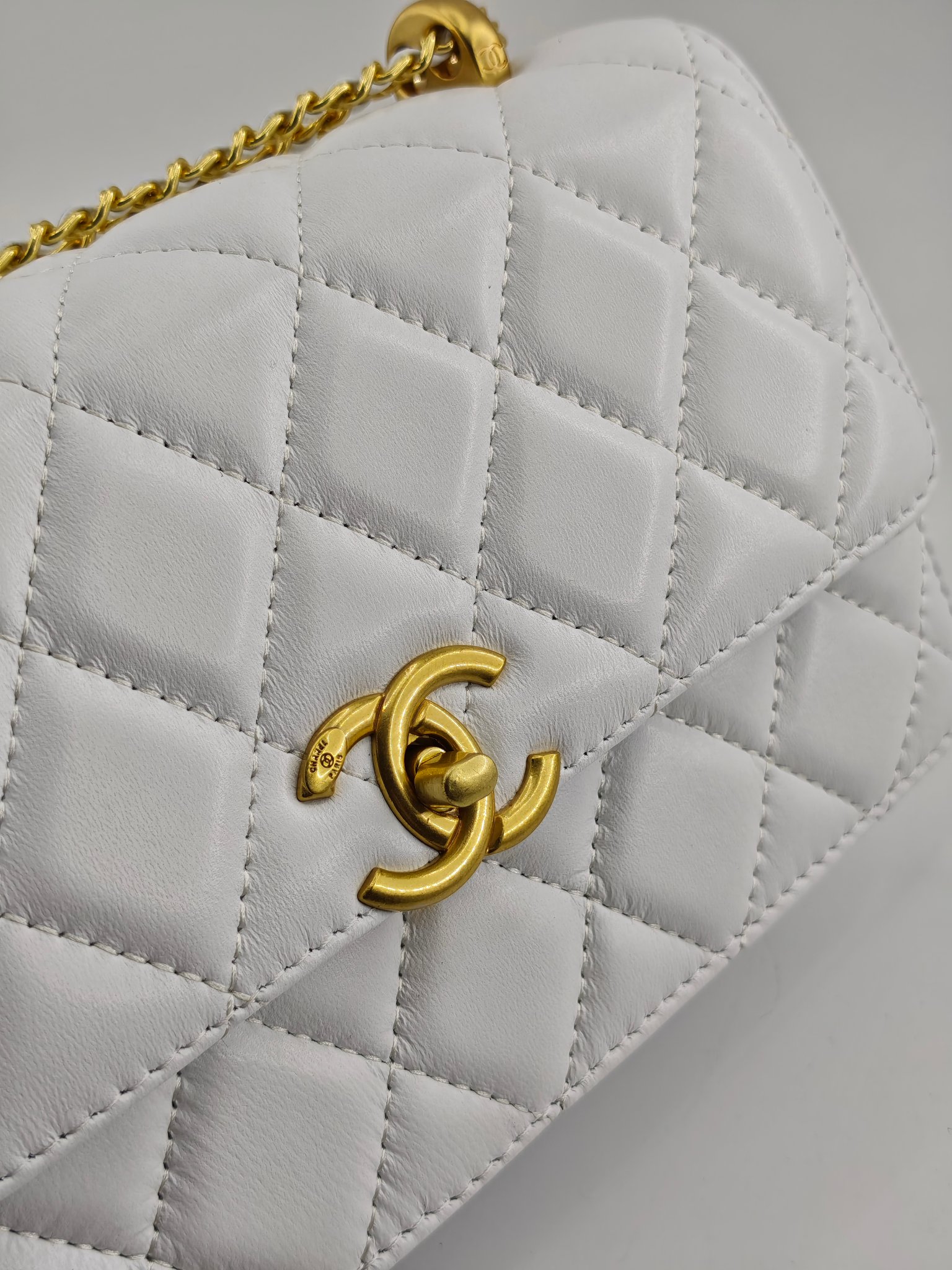 小香菱格休闲包
白色头层小羊皮金扣
实物实拍
尺寸：22/13/8
款号：704大号
