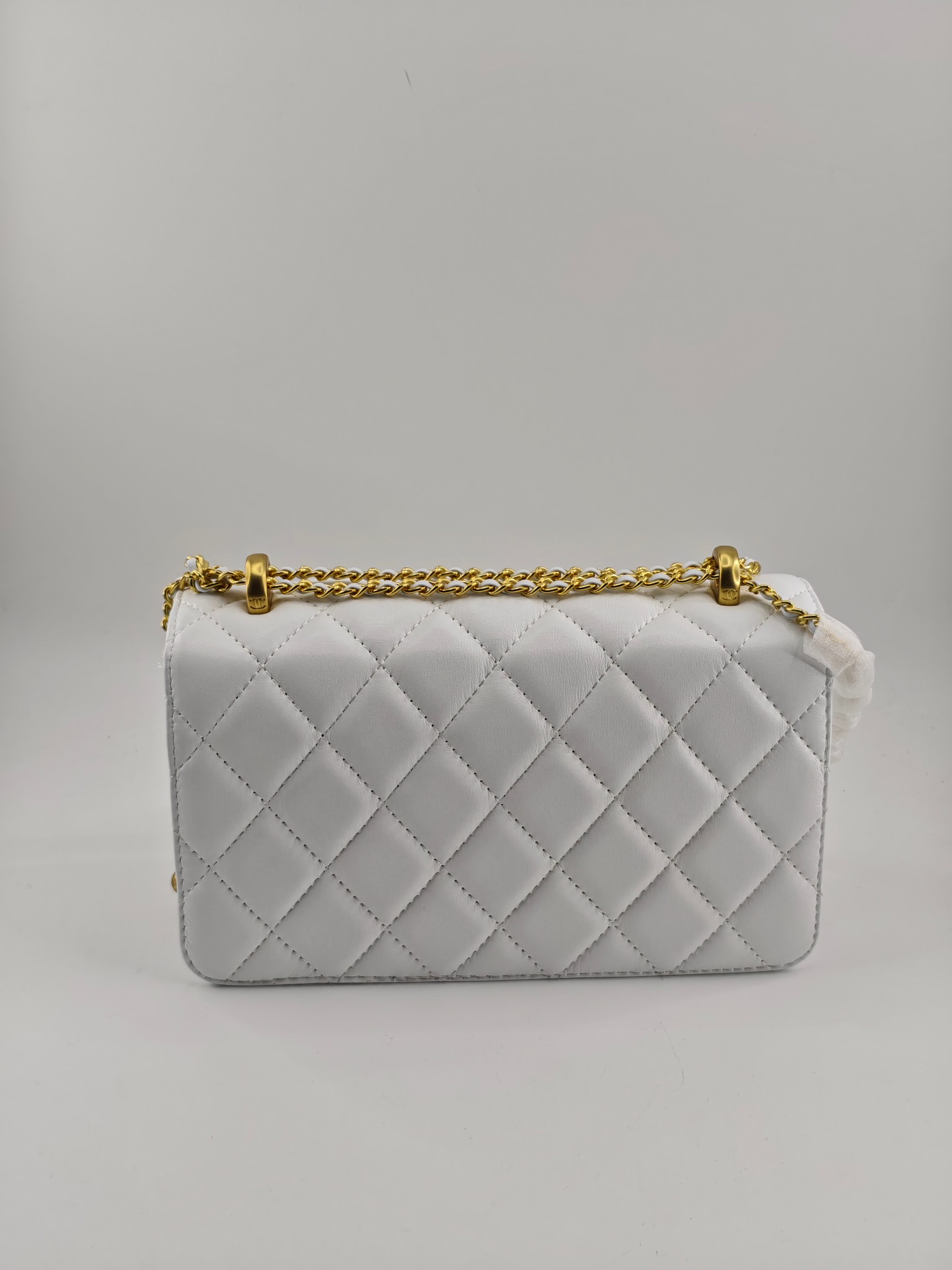 小香菱格休闲包
白色头层小羊皮金扣
实物实拍
尺寸：22/13/8
款号：704大号
