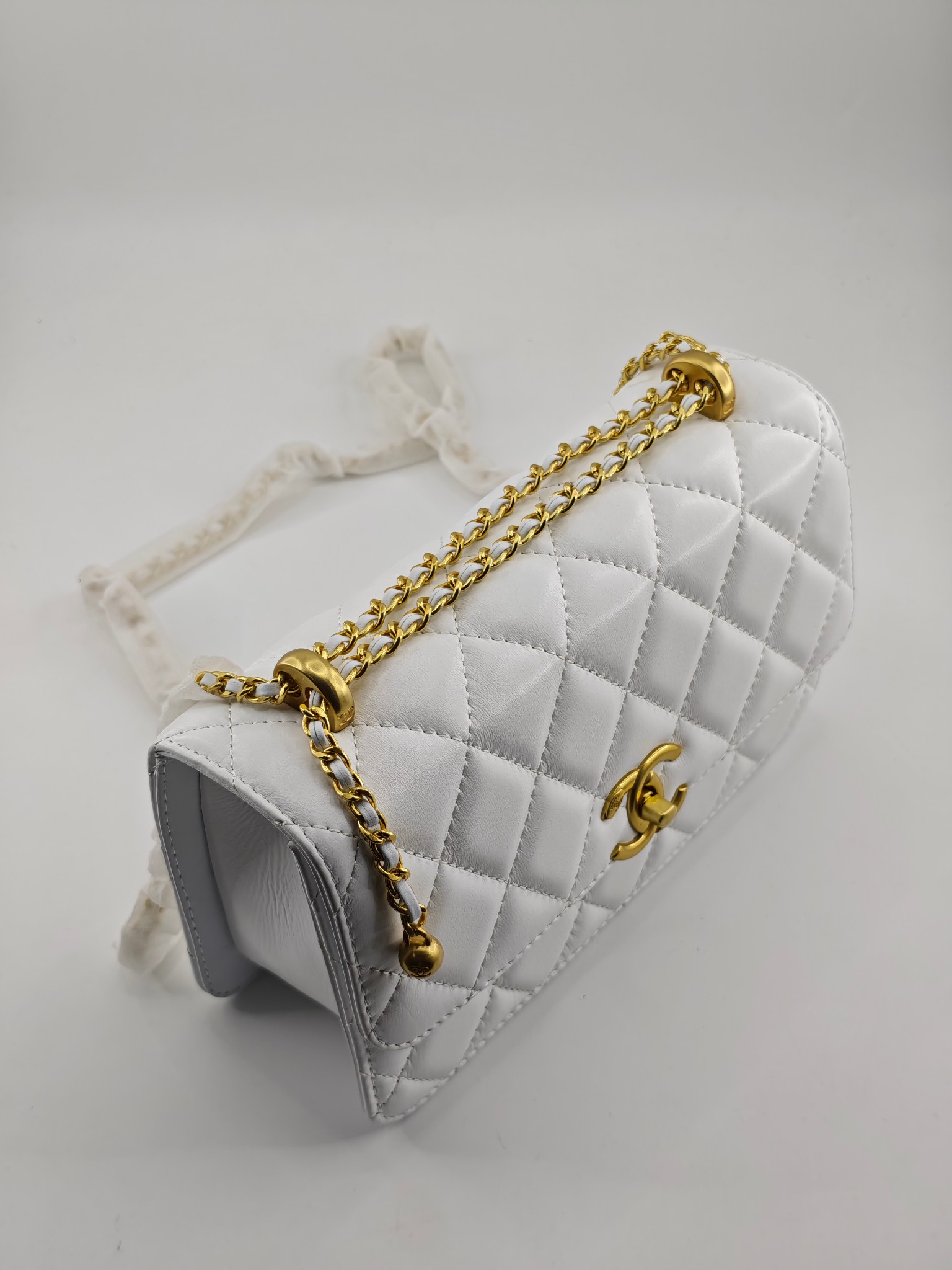 小香菱格休闲包
白色头层小羊皮金扣
实物实拍
尺寸：22/13/8
款号：704大号
