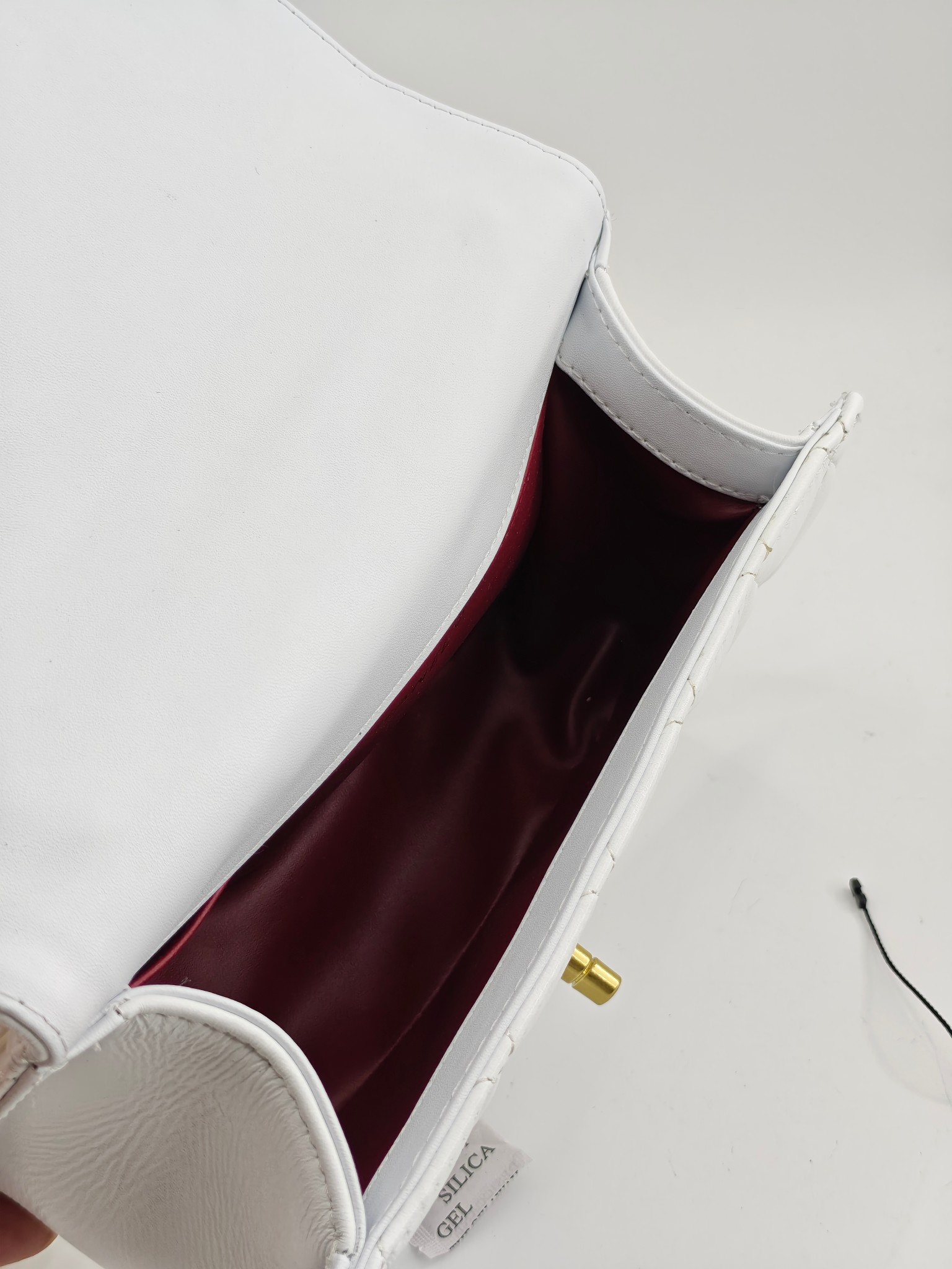 小香菱格休闲包
白色头层小羊皮金扣
实物实拍
尺寸：22/13/8
款号：704大号
