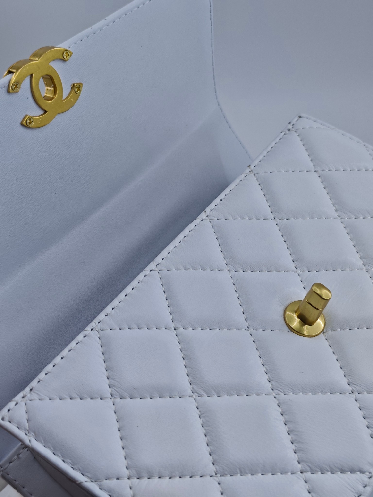 小香菱格休闲包
白色头层小羊皮金扣
实物实拍
尺寸：22/13/8
款号：704大号
