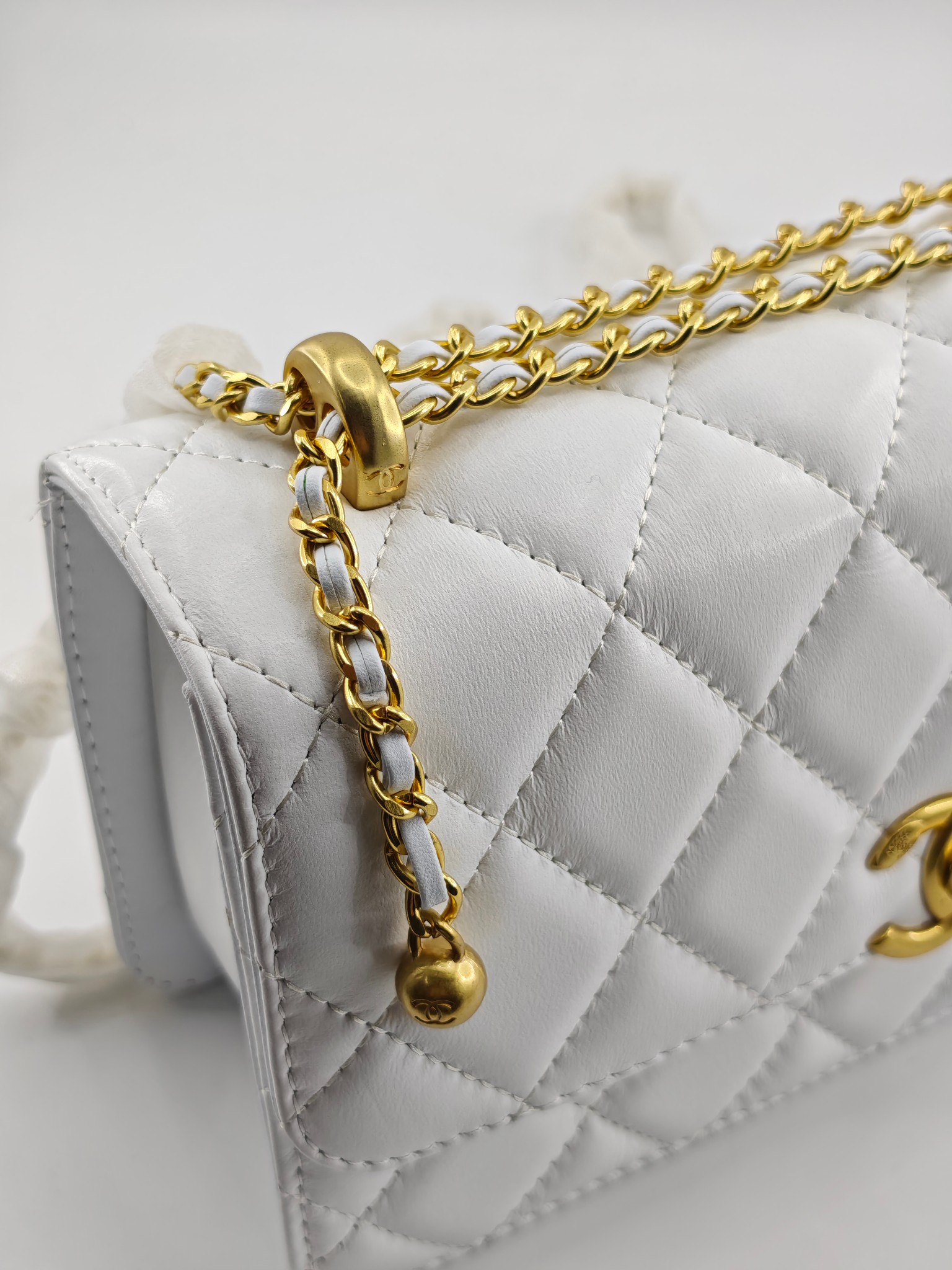 小香菱格休闲包
白色头层小羊皮金扣
实物实拍
尺寸：22/13/8
款号：704大号
