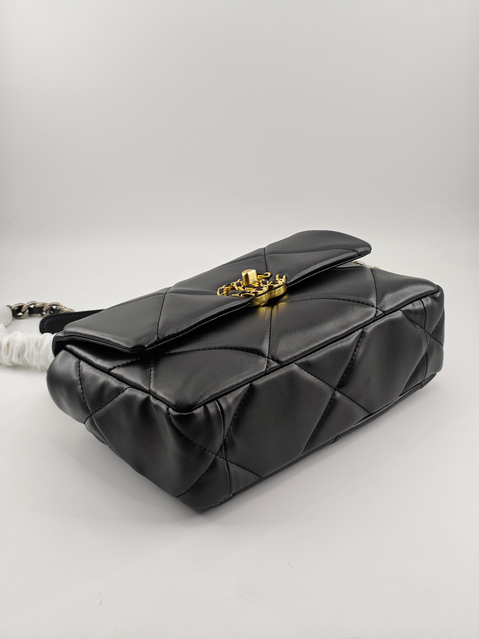 小香19款大菱格斜挎包单肩包
黑色头层皮金扣
实物实拍
尺寸：25/18/8
款号：6098
