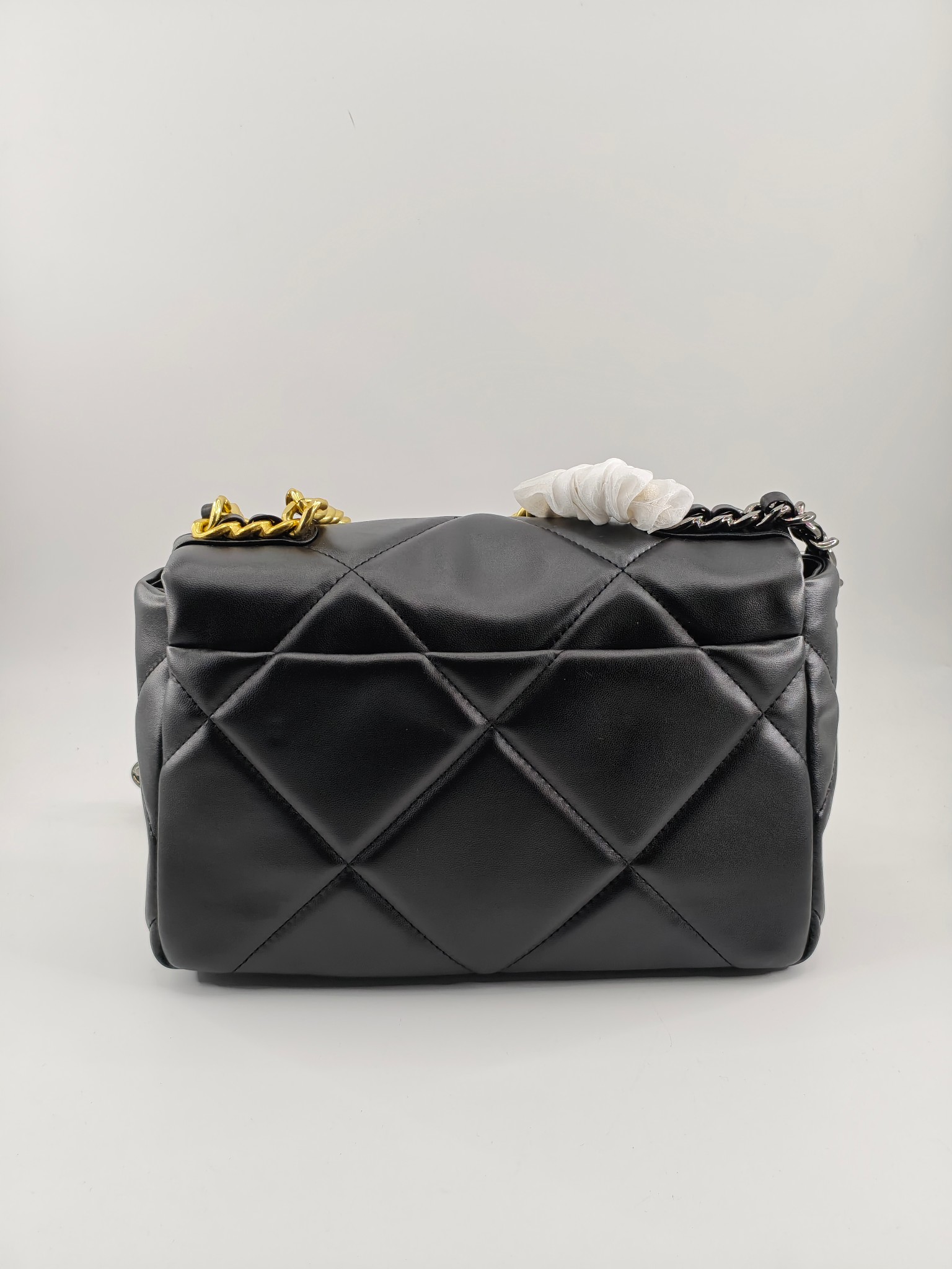 小香19款大菱格斜挎包单肩包
黑色头层皮金扣
实物实拍
尺寸：25/18/8
款号：6098
