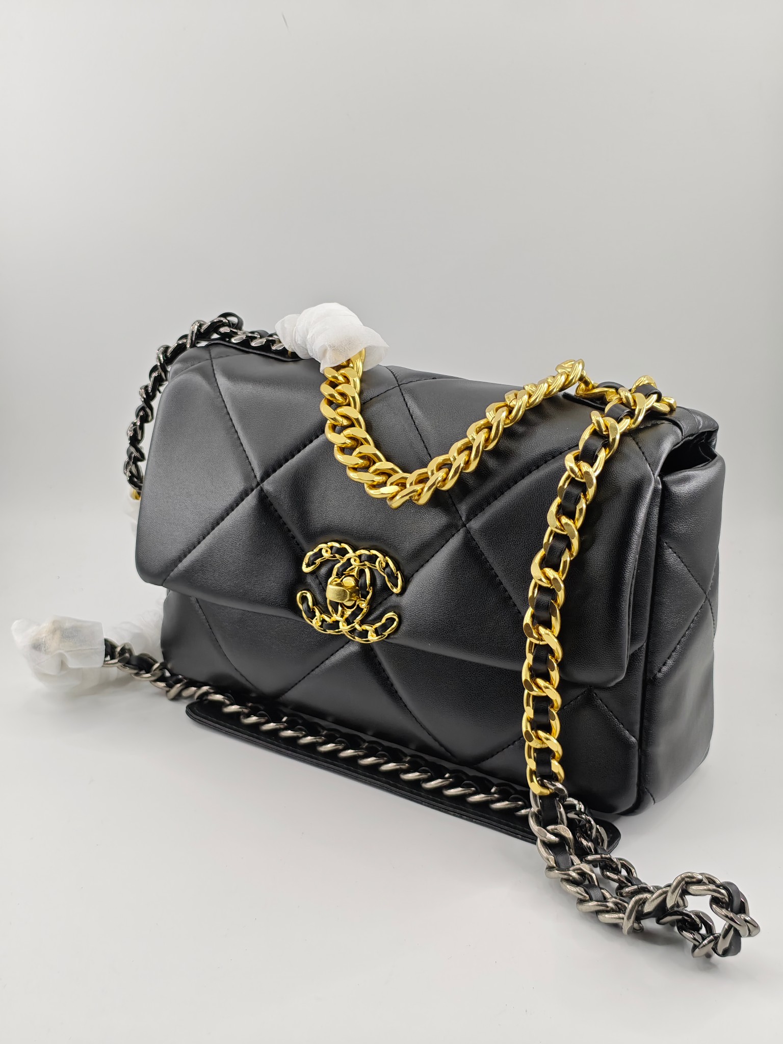 小香19款大菱格斜挎包单肩包
黑色头层皮金扣
实物实拍
尺寸：25/18/8
款号：6098
