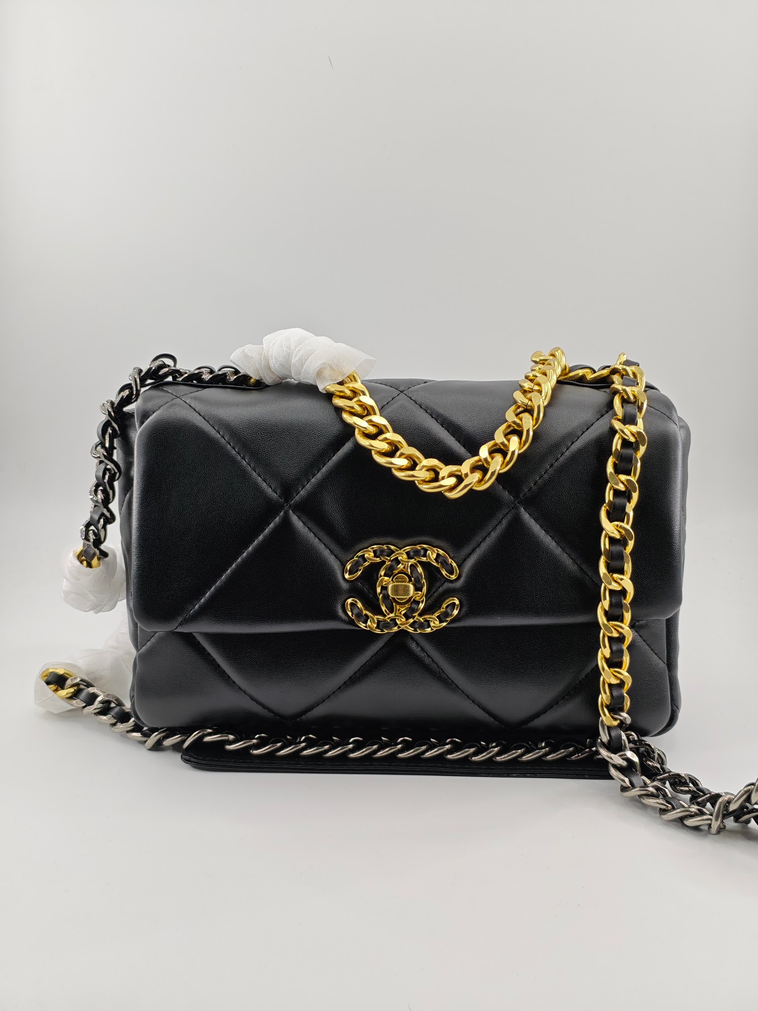 小香19款大菱格斜挎包单肩包
黑色头层皮金扣
实物实拍
尺寸：25/18/8
款号：6098
