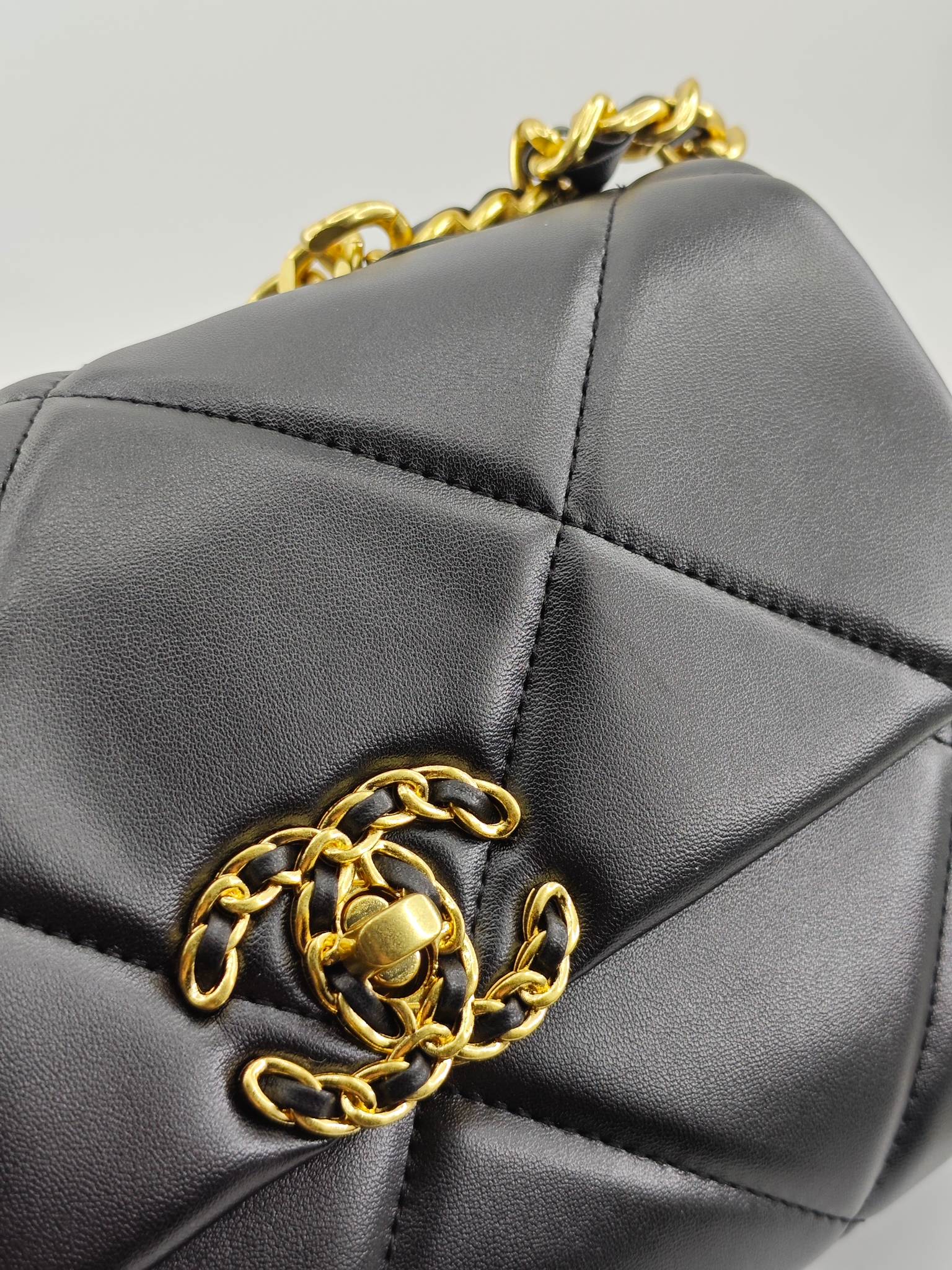 小香19款大菱格斜挎包单肩包
黑色头层皮金扣
实物实拍
尺寸：25/18/8
款号：6098
