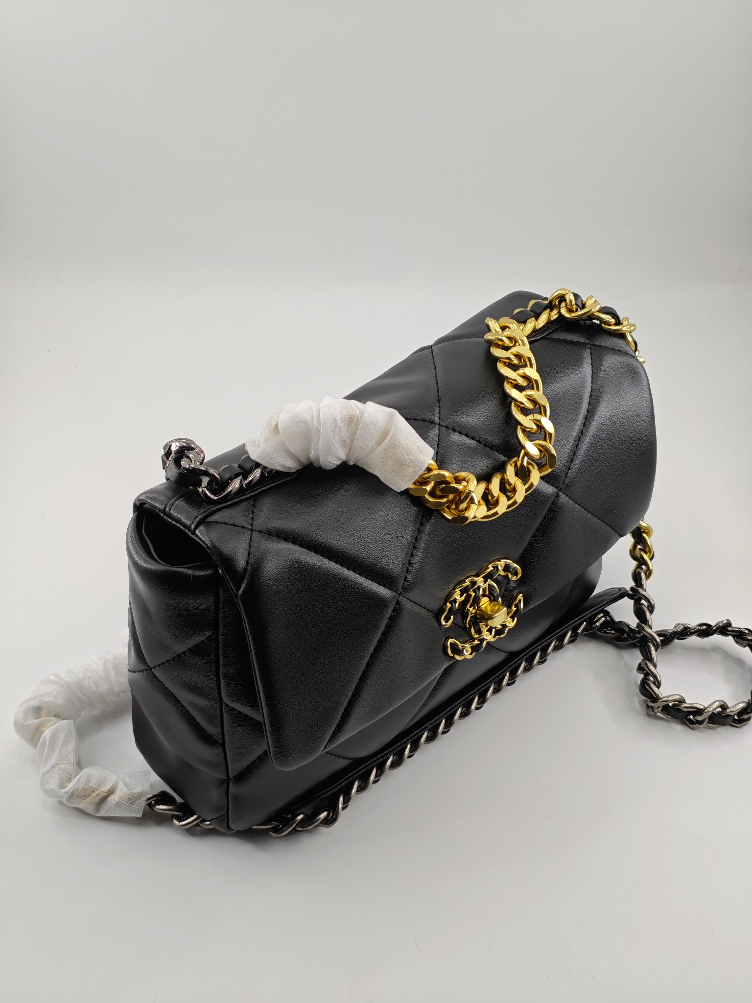 小香19款大菱格斜挎包单肩包
黑色头层皮金扣
实物实拍
尺寸：25/18/8
款号：6098
