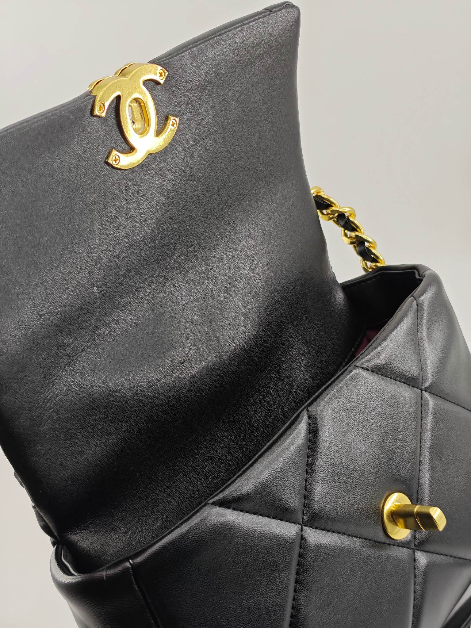 小香19款大菱格斜挎包单肩包
黑色头层皮金扣
实物实拍
尺寸：25/18/8
款号：6098
