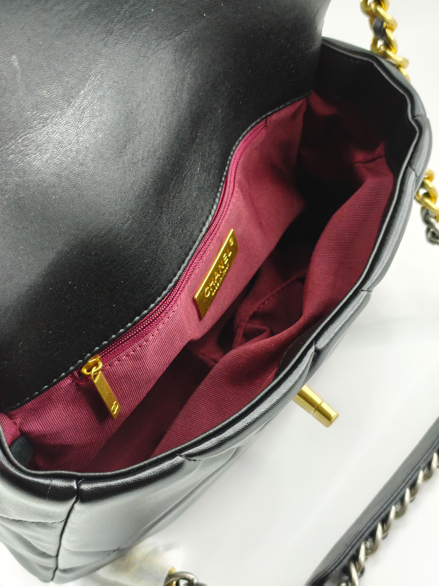 小香19款大菱格斜挎包单肩包
黑色头层皮金扣
实物实拍
尺寸：25/18/8
款号：6098
