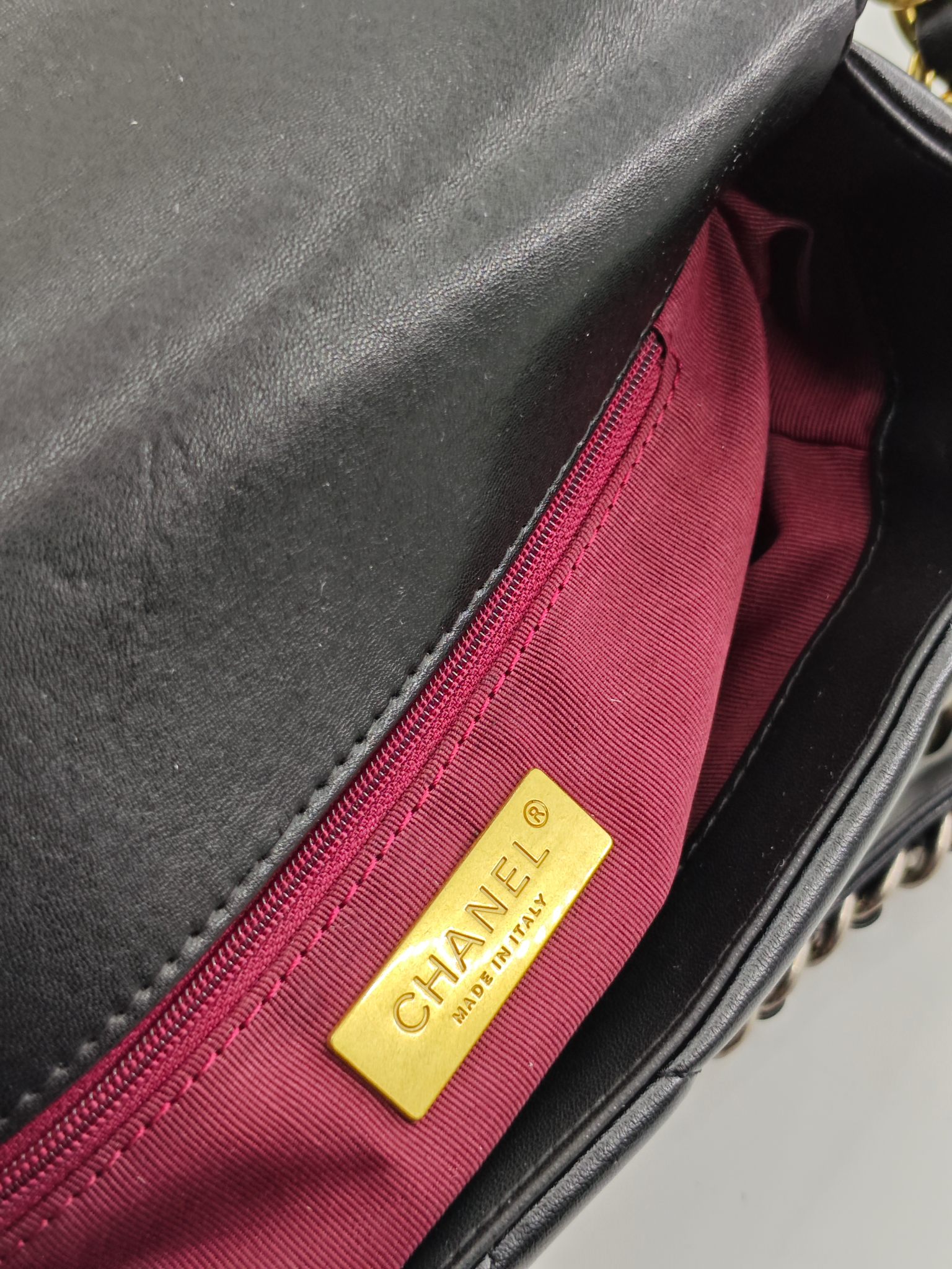 小香19款大菱格斜挎包单肩包
黑色头层皮金扣
实物实拍
尺寸：25/18/8
款号：6098
