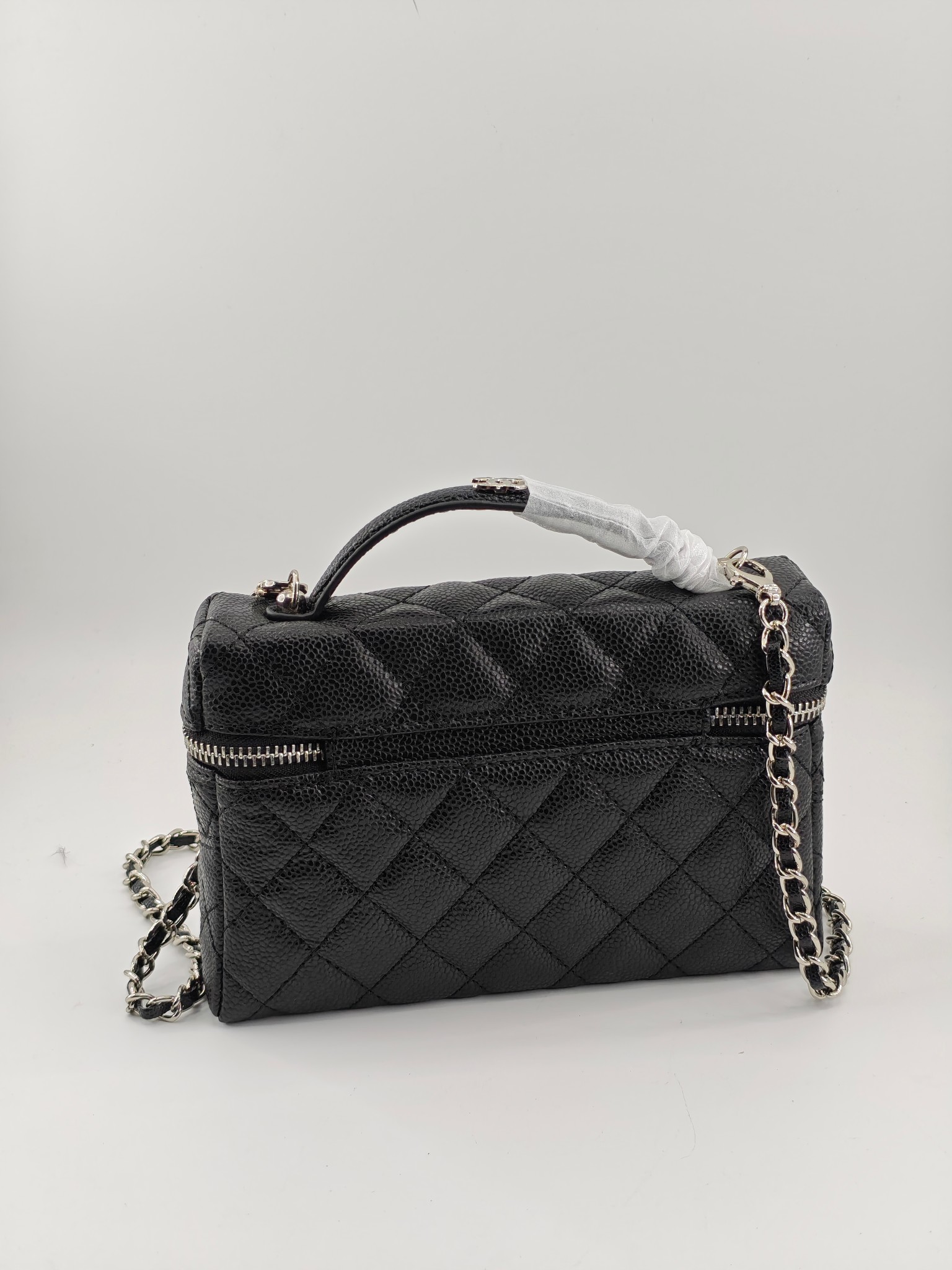  24C春节新款小香单肩斜挎包
黑色头层牛皮鱼子酱银扣
实物实拍
尺寸：17×19.5×5cm
款号：1