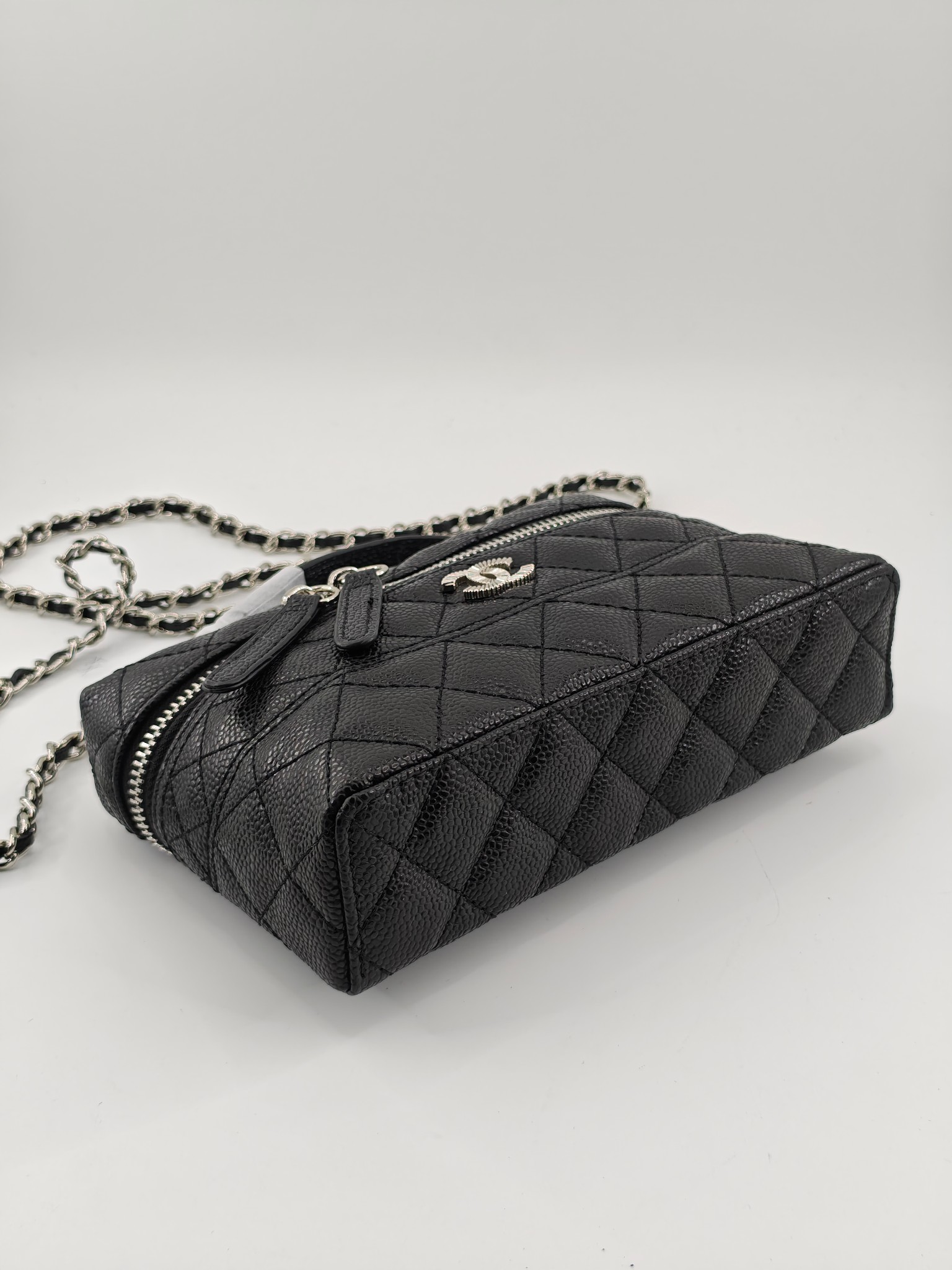  24C春节新款小香单肩斜挎包
黑色头层牛皮鱼子酱银扣
实物实拍
尺寸：17×19.5×5cm
款号：1