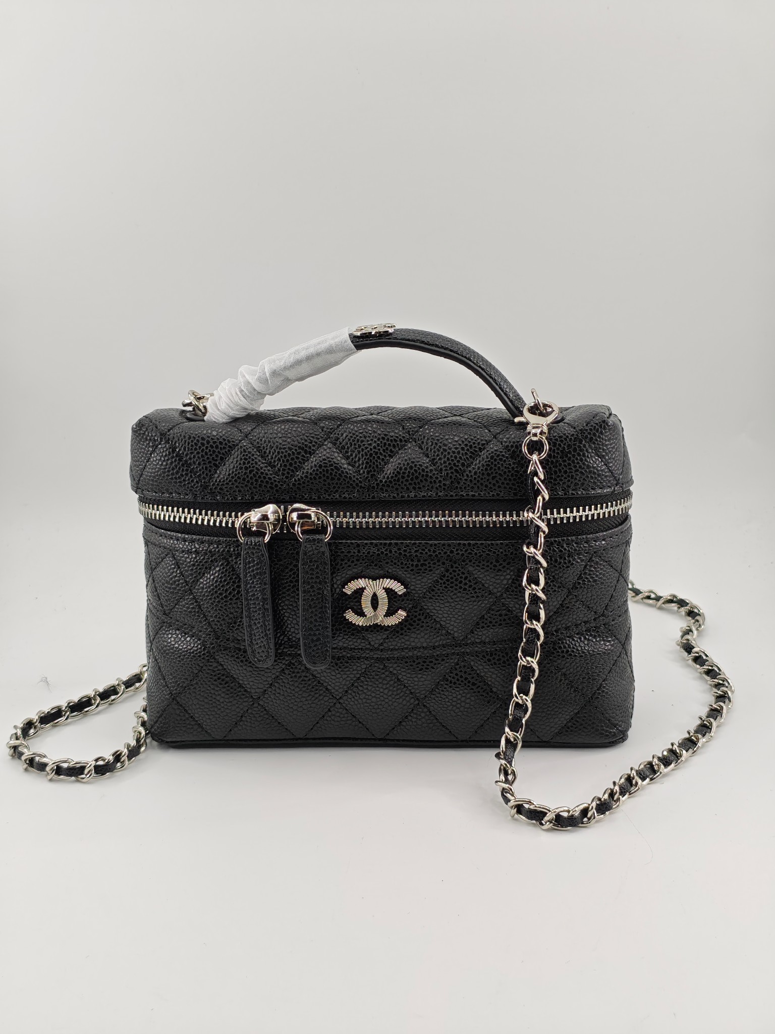  24C春节新款小香单肩斜挎包
黑色头层牛皮鱼子酱银扣
实物实拍
尺寸：17×19.5×5cm
款号：1