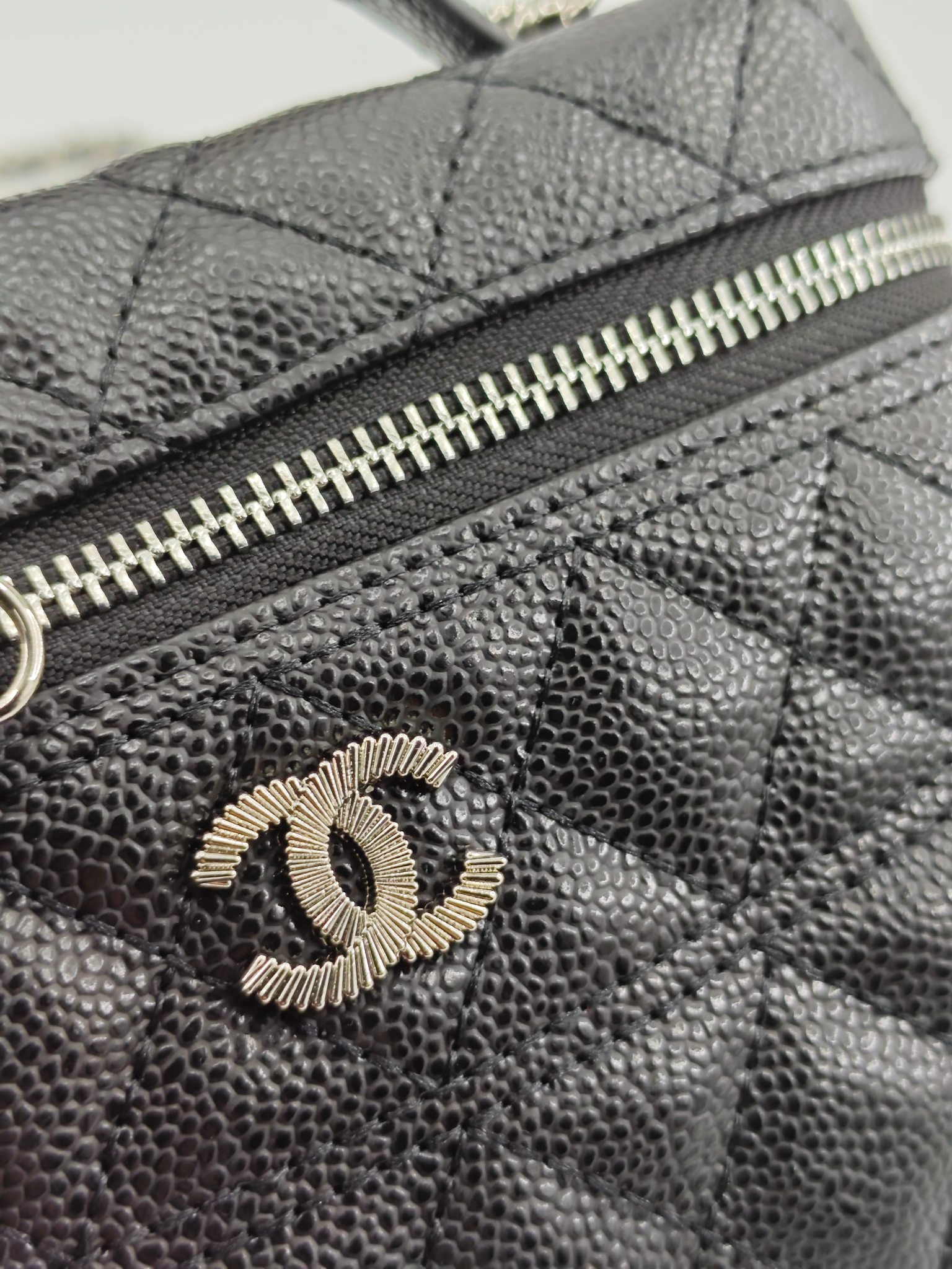  24C春节新款小香单肩斜挎包
黑色头层牛皮鱼子酱银扣
实物实拍
尺寸：17×19.5×5cm
款号：1