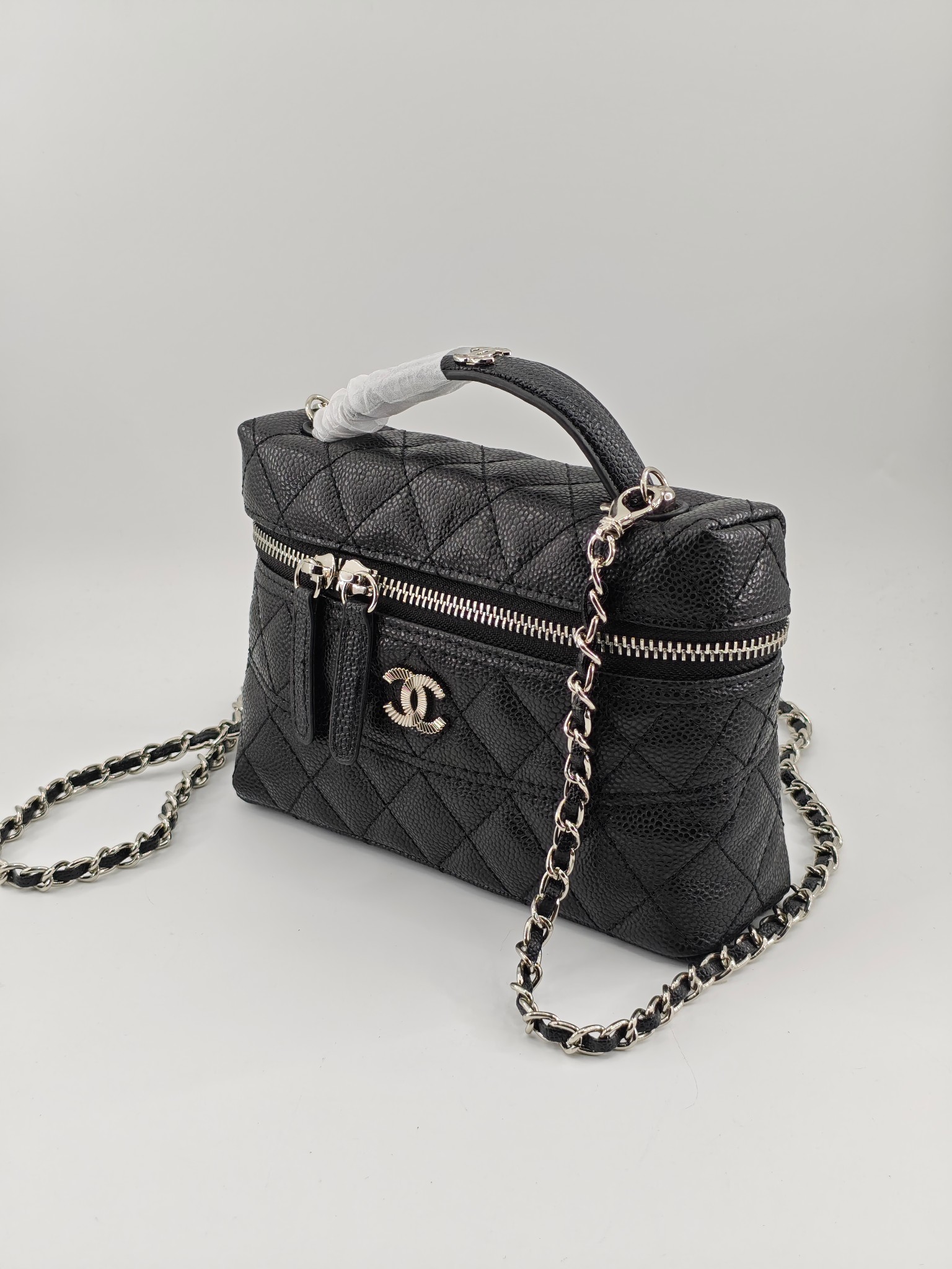  24C春节新款小香单肩斜挎包
黑色头层牛皮鱼子酱银扣
实物实拍
尺寸：17×19.5×5cm
款号：1