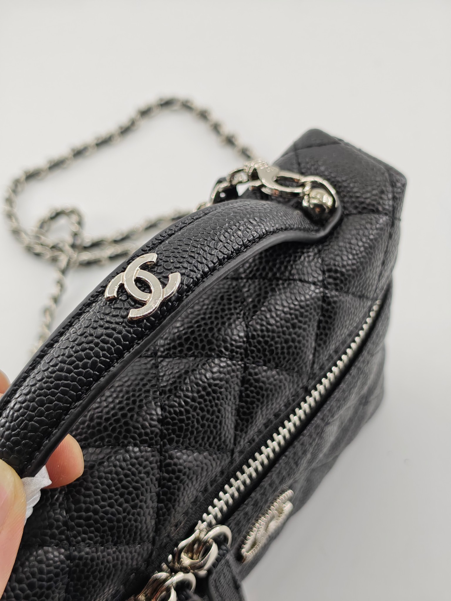  24C春节新款小香单肩斜挎包
黑色头层牛皮鱼子酱银扣
实物实拍
尺寸：17×19.5×5cm
款号：1