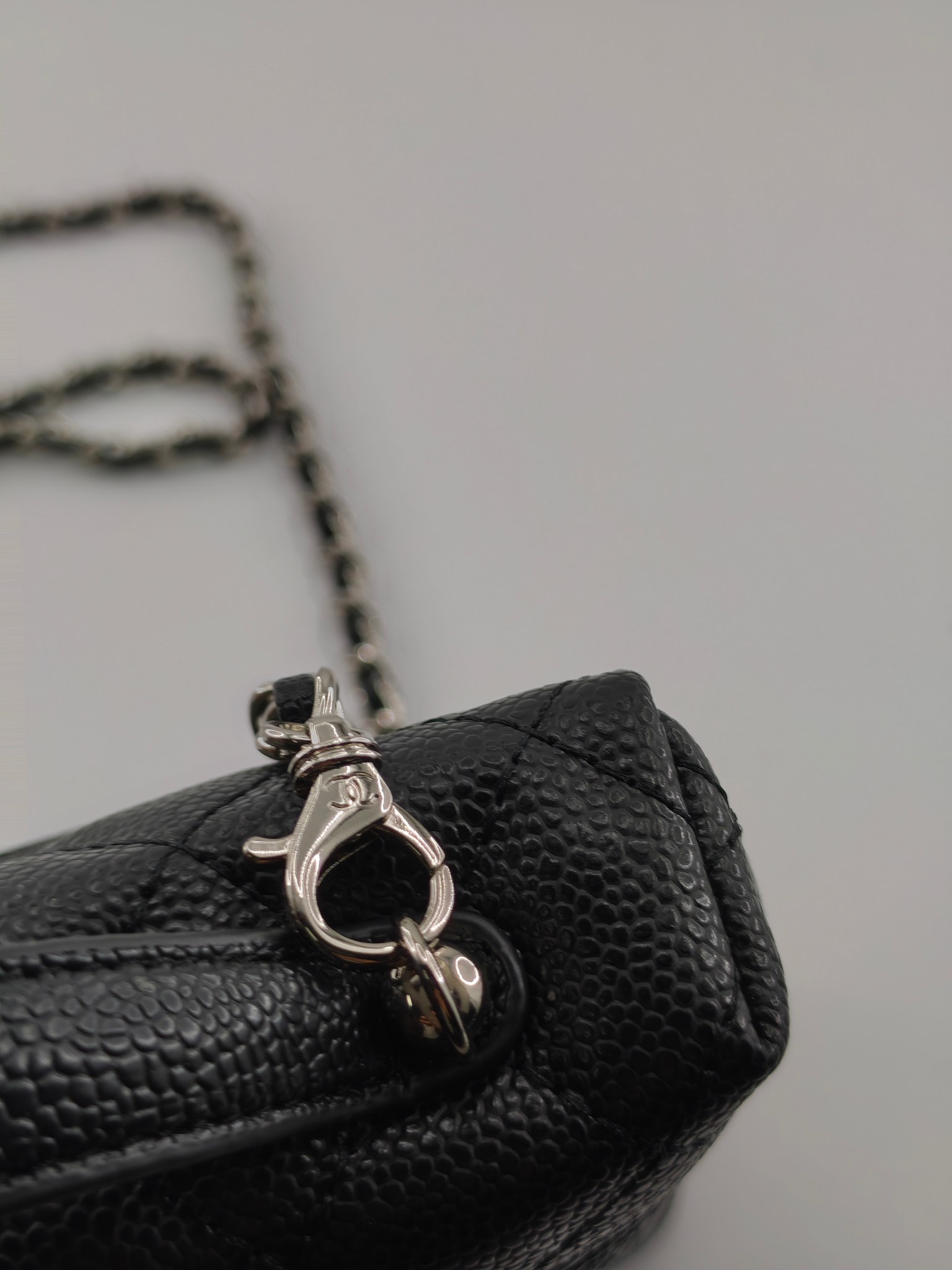  24C春节新款小香单肩斜挎包
黑色头层牛皮鱼子酱银扣
实物实拍
尺寸：17×19.5×5cm
款号：1