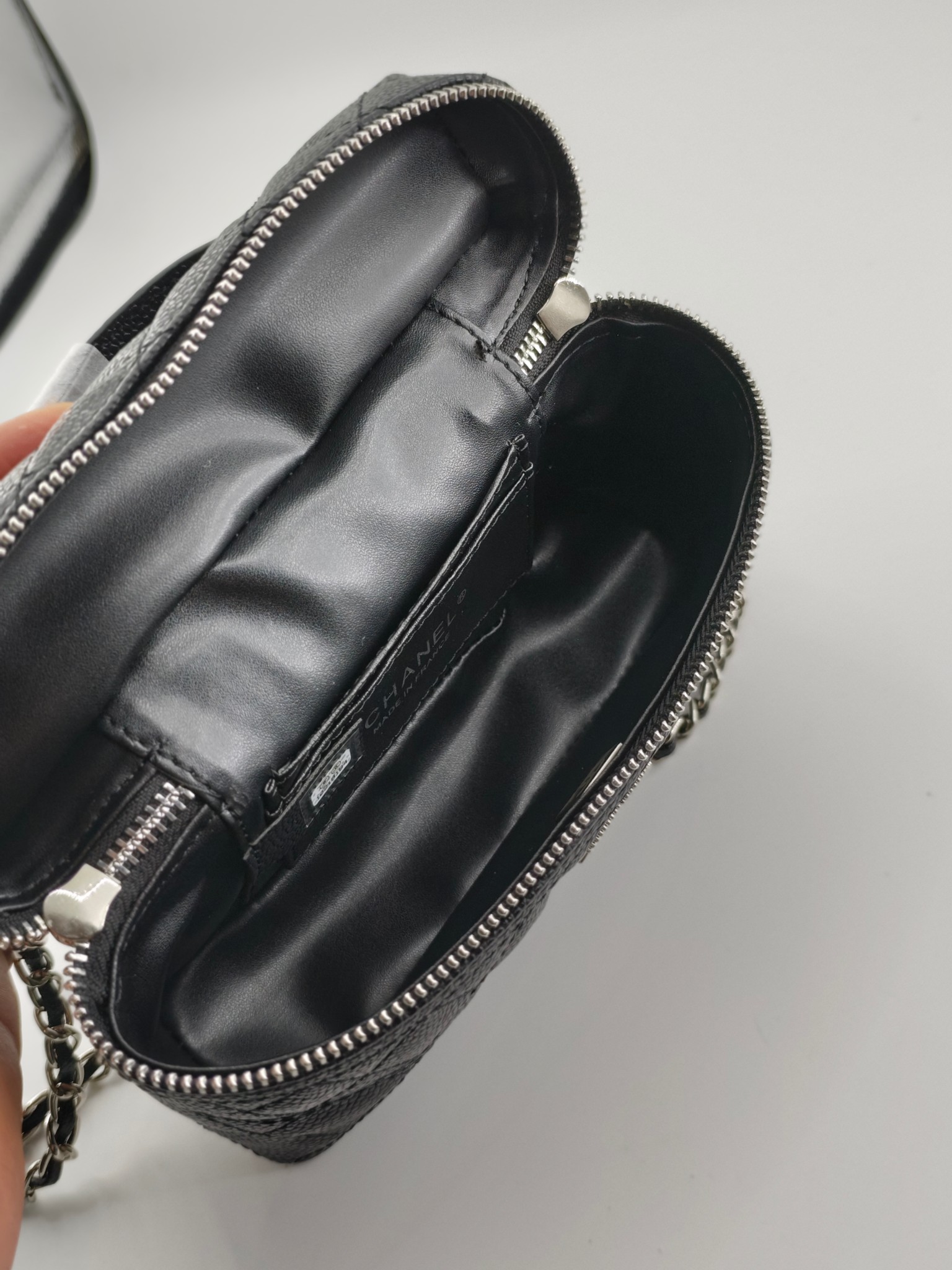  24C春节新款小香单肩斜挎包
黑色头层牛皮鱼子酱银扣
实物实拍
尺寸：17×19.5×5cm
款号：1