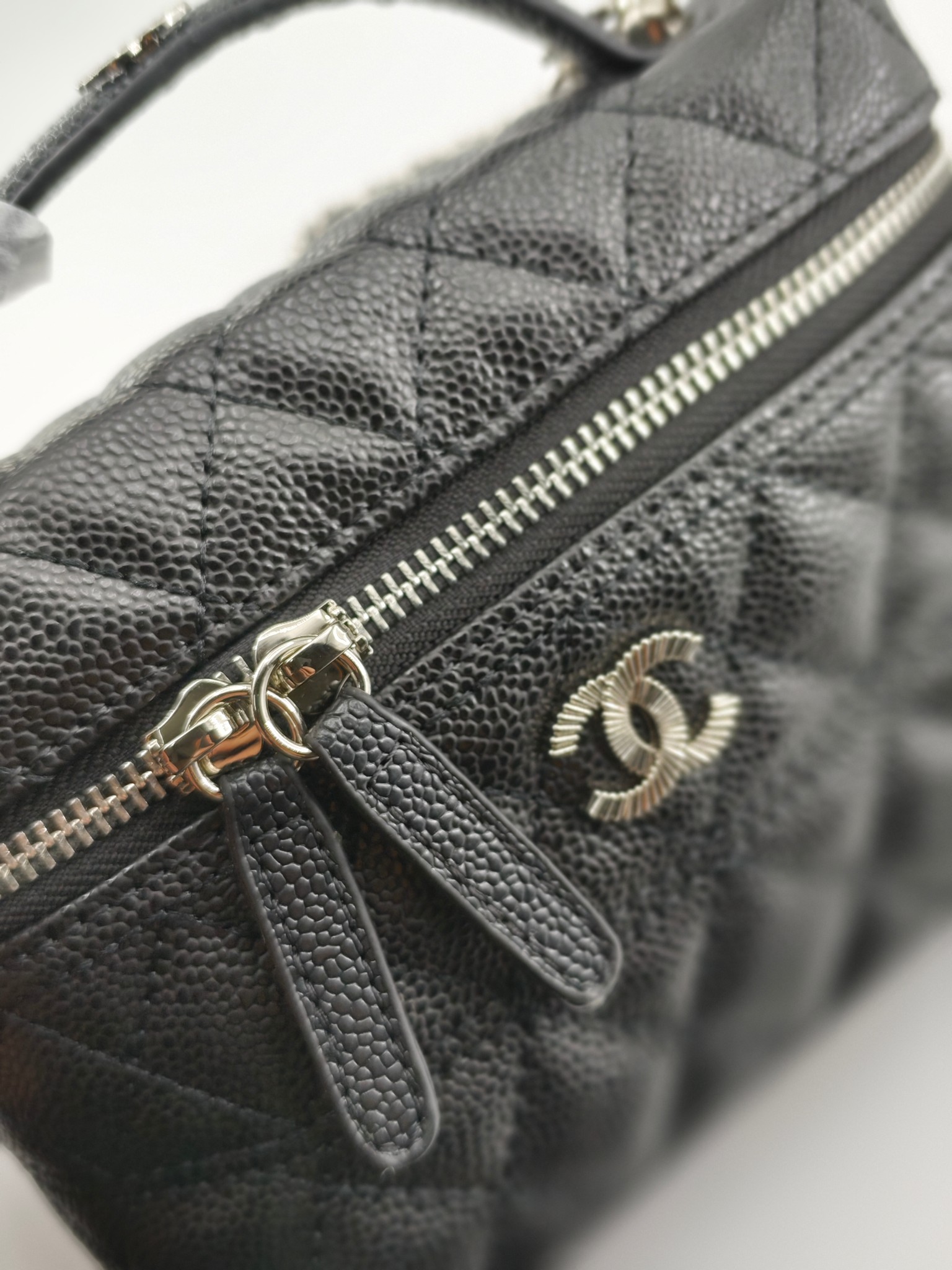  24C春节新款小香单肩斜挎包
黑色头层牛皮鱼子酱银扣
实物实拍
尺寸：17×19.5×5cm
款号：1