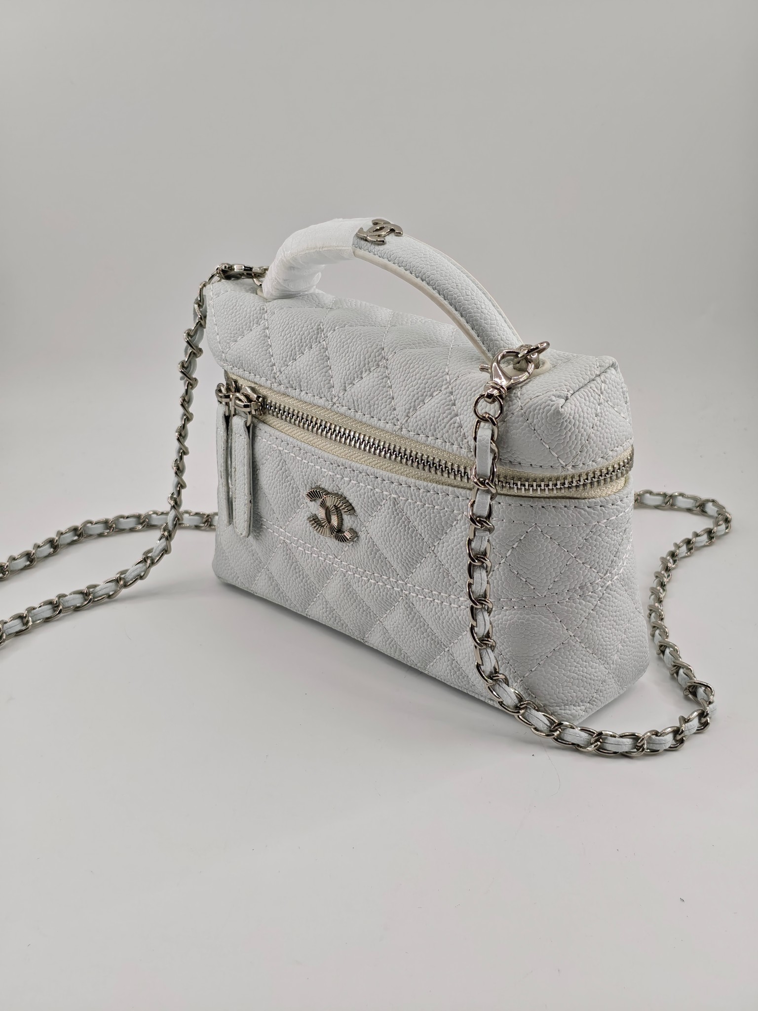  24C春节新款小香单肩斜挎包
白色头层牛皮鱼子酱银扣
实物实拍
尺寸：17×19.5×5cm
款号：1