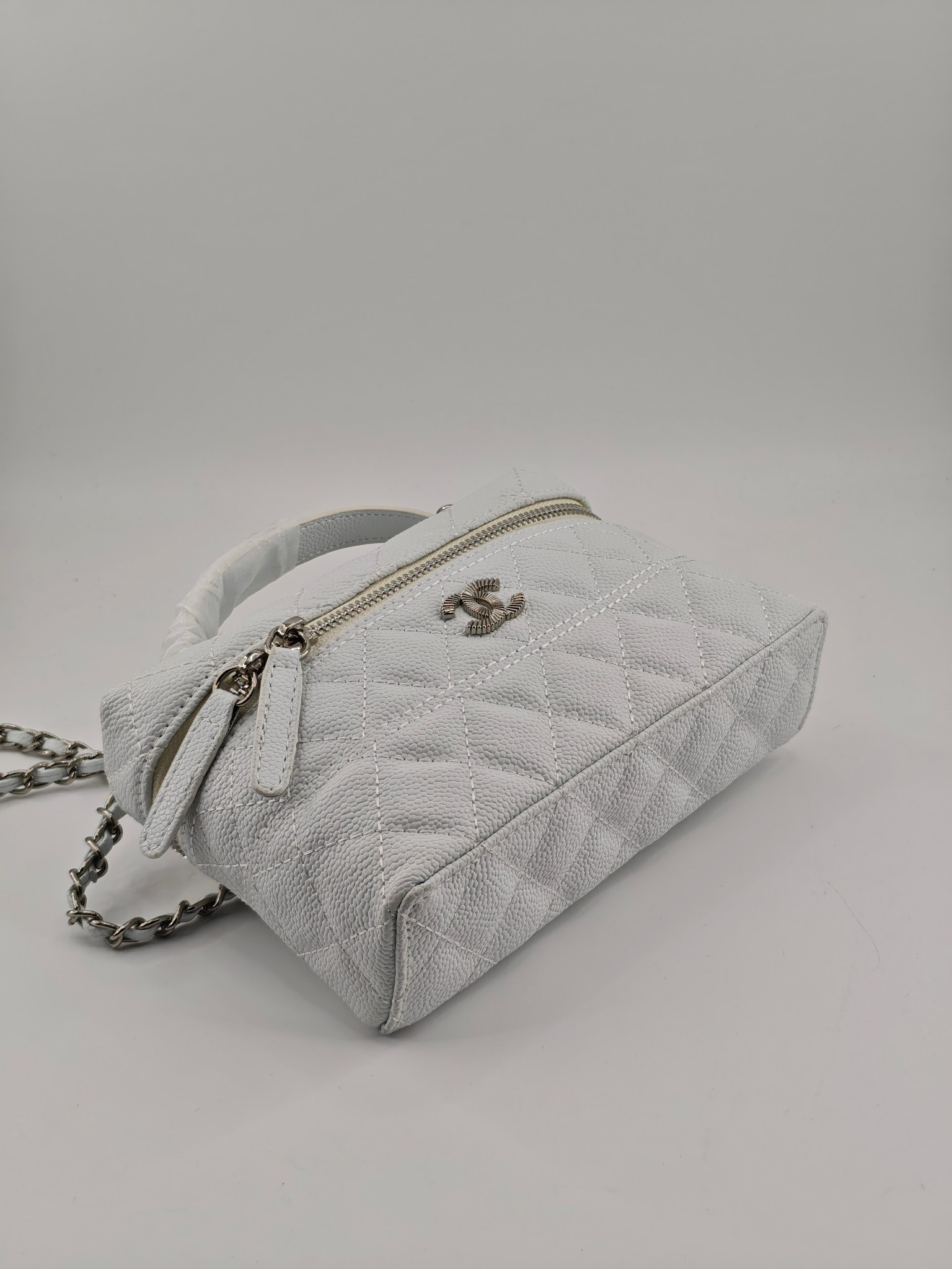  24C春节新款小香单肩斜挎包
白色头层牛皮鱼子酱银扣
实物实拍
尺寸：17×19.5×5cm
款号：1