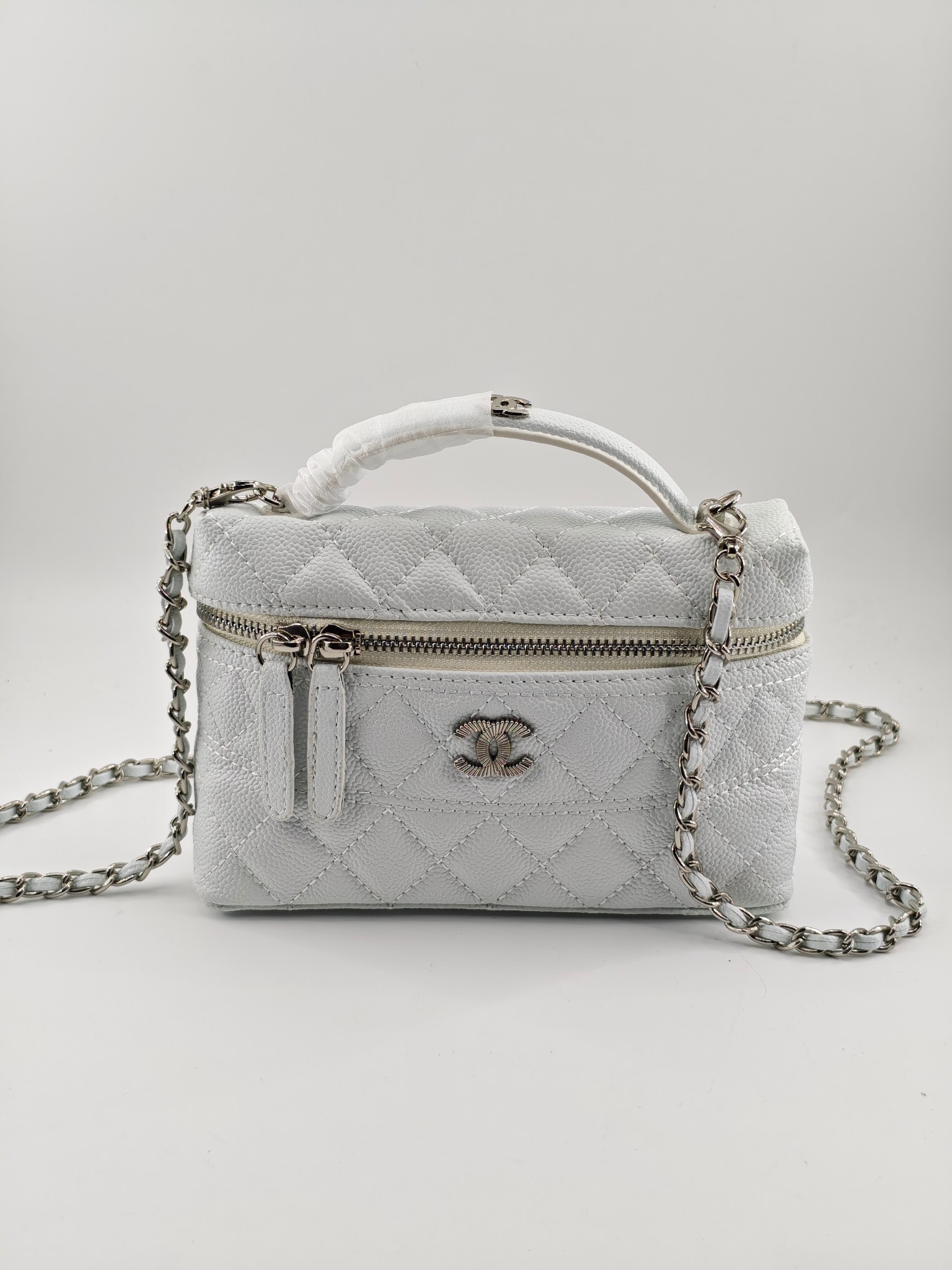  24C春节新款小香单肩斜挎包
白色头层牛皮鱼子酱银扣
实物实拍
尺寸：17×19.5×5cm
款号：1