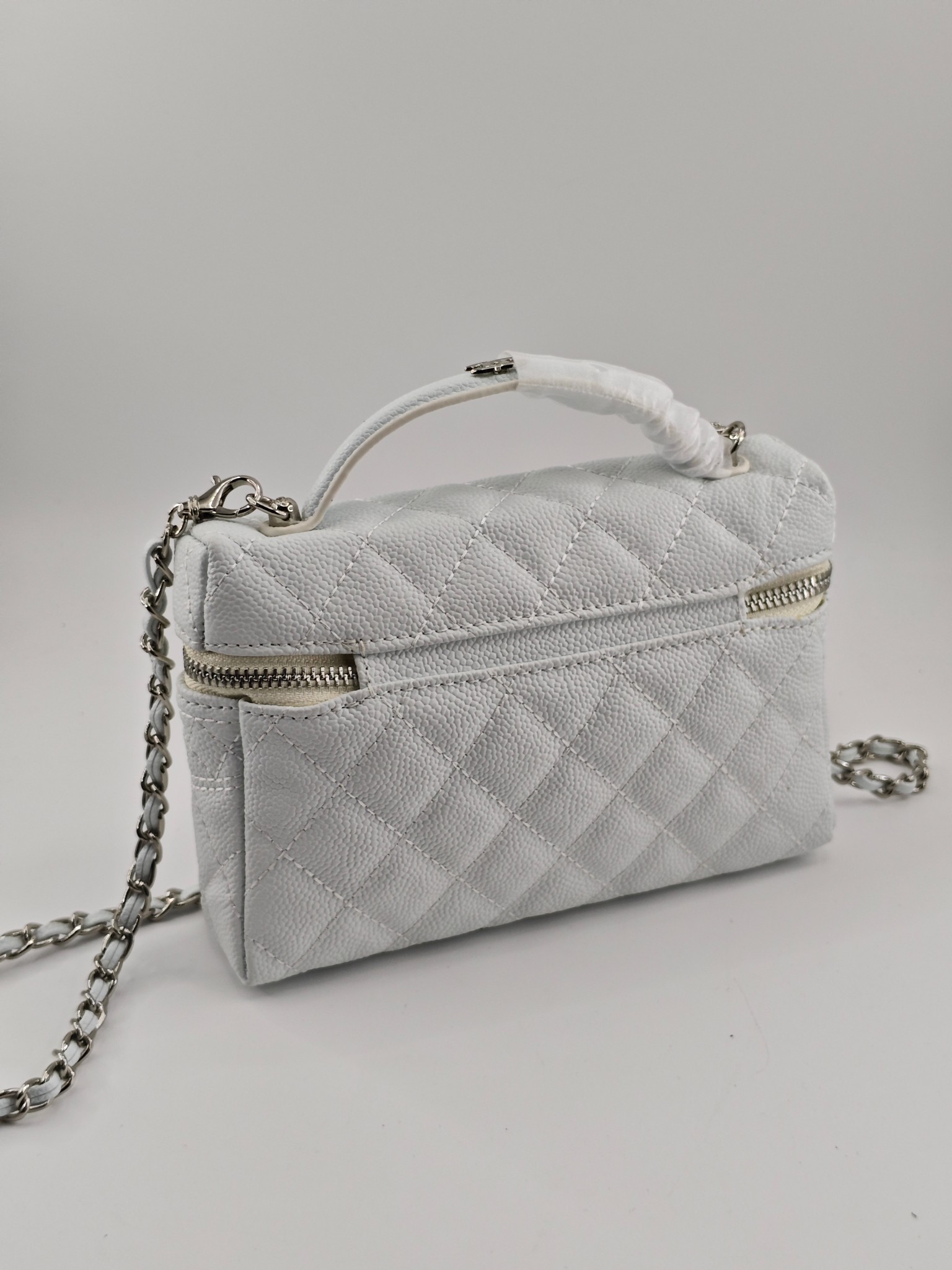  24C春节新款小香单肩斜挎包
白色头层牛皮鱼子酱银扣
实物实拍
尺寸：17×19.5×5cm
款号：1