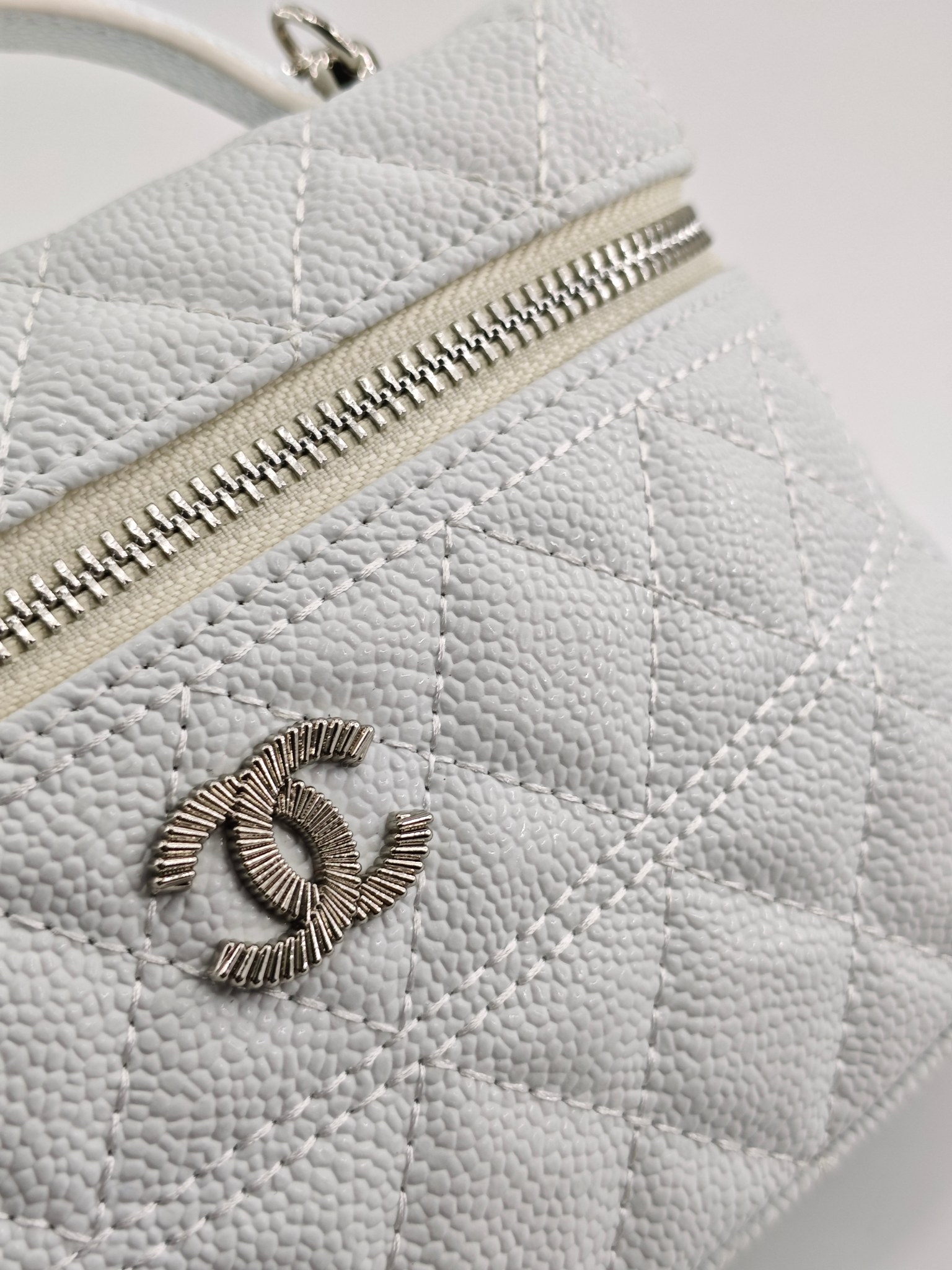  24C春节新款小香单肩斜挎包
白色头层牛皮鱼子酱银扣
实物实拍
尺寸：17×19.5×5cm
款号：1