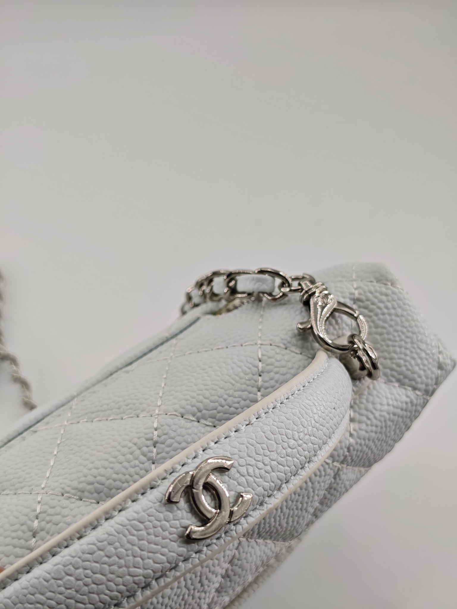  24C春节新款小香单肩斜挎包
白色头层牛皮鱼子酱银扣
实物实拍
尺寸：17×19.5×5cm
款号：1