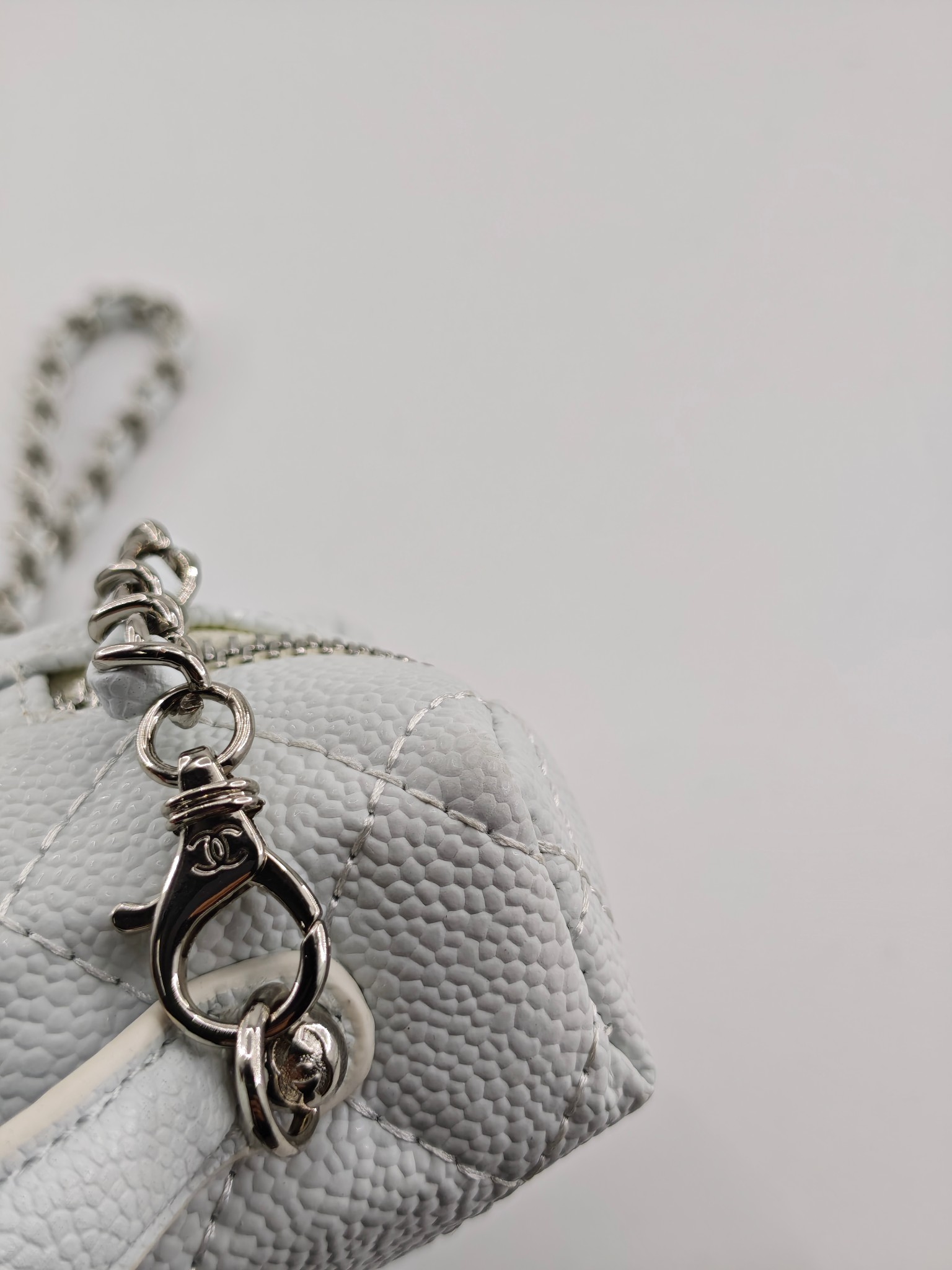  24C春节新款小香单肩斜挎包
白色头层牛皮鱼子酱银扣
实物实拍
尺寸：17×19.5×5cm
款号：1