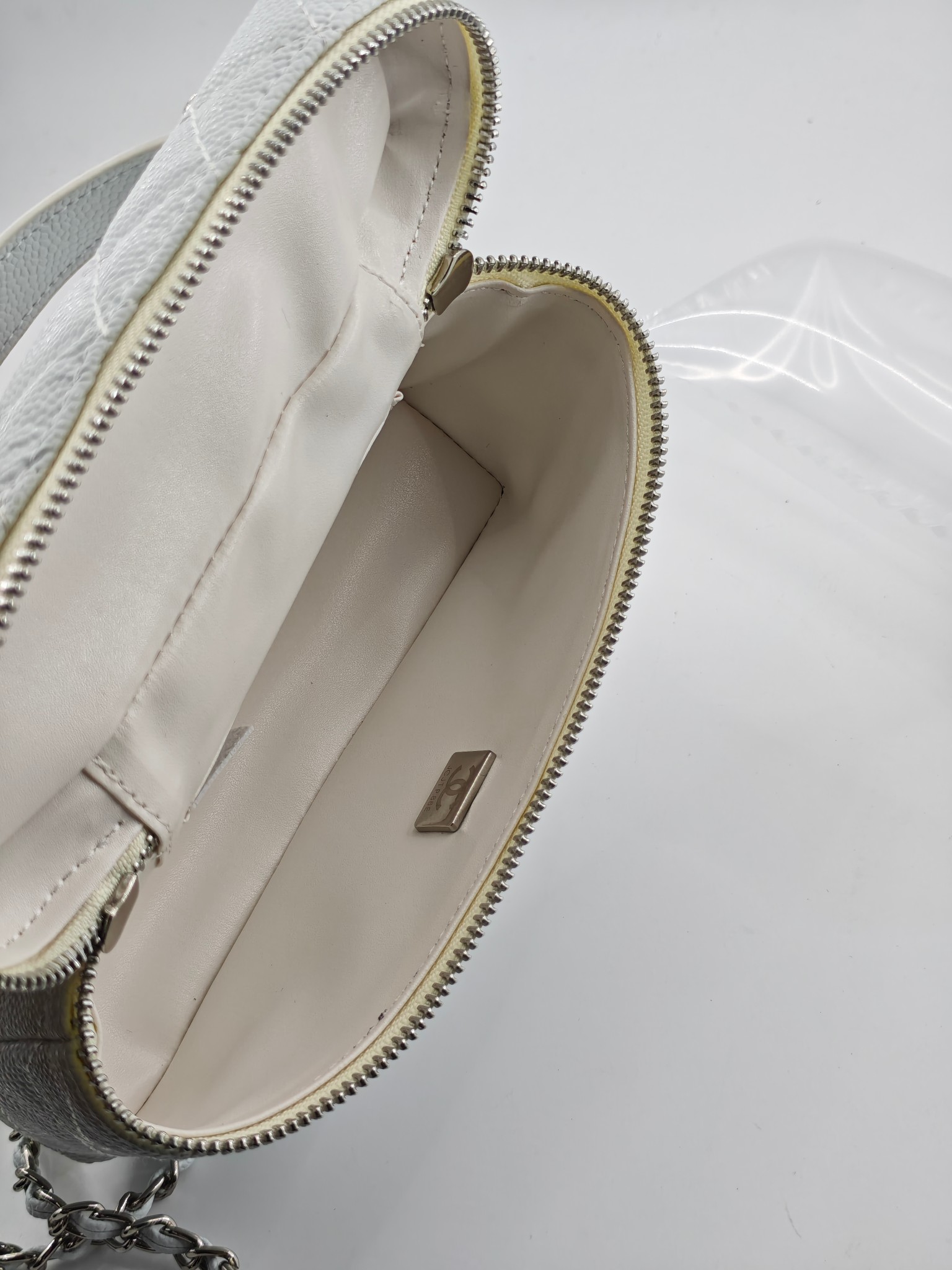  24C春节新款小香单肩斜挎包
白色头层牛皮鱼子酱银扣
实物实拍
尺寸：17×19.5×5cm
款号：1