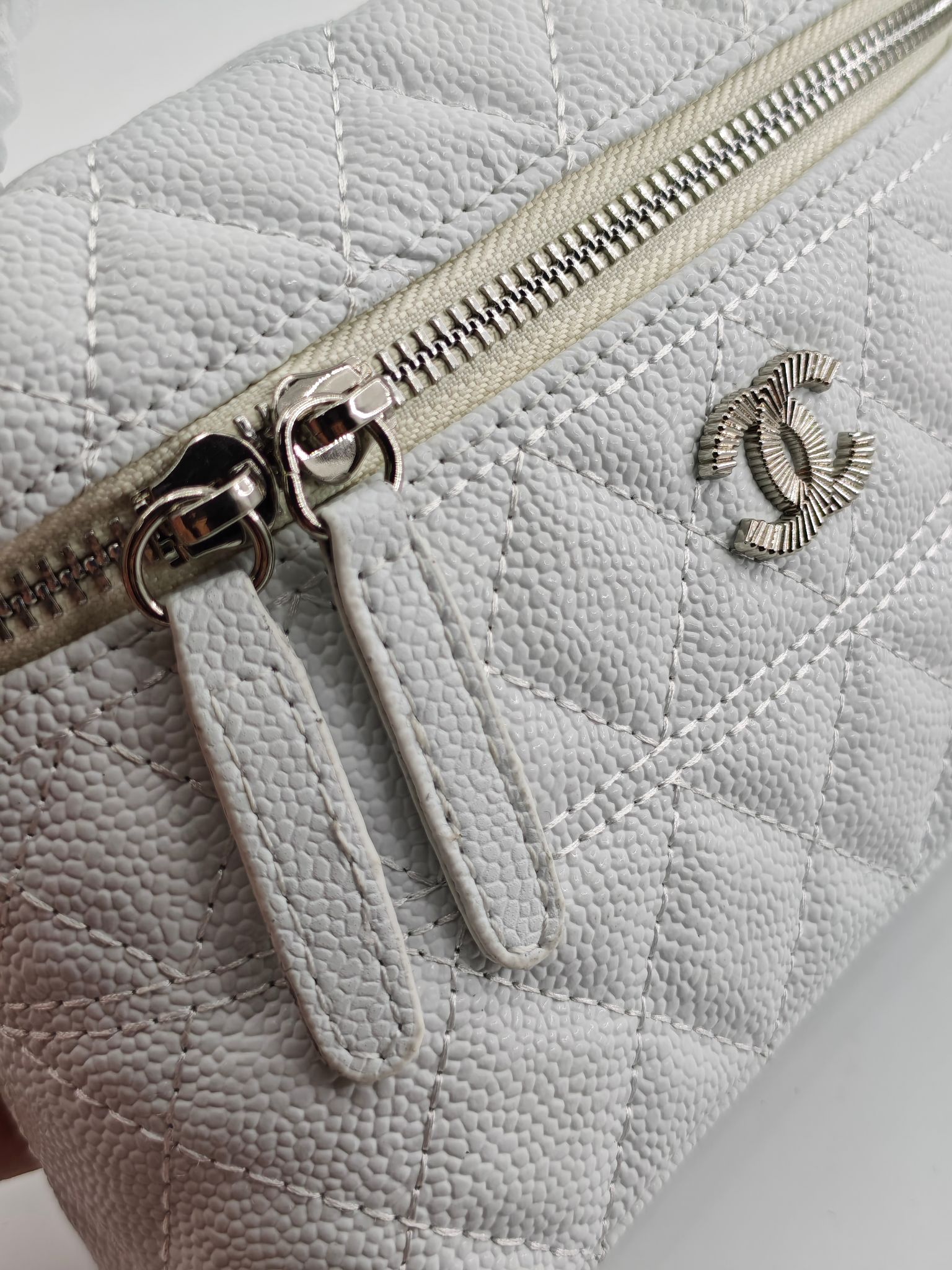  24C春节新款小香单肩斜挎包
白色头层牛皮鱼子酱银扣
实物实拍
尺寸：17×19.5×5cm
款号：1