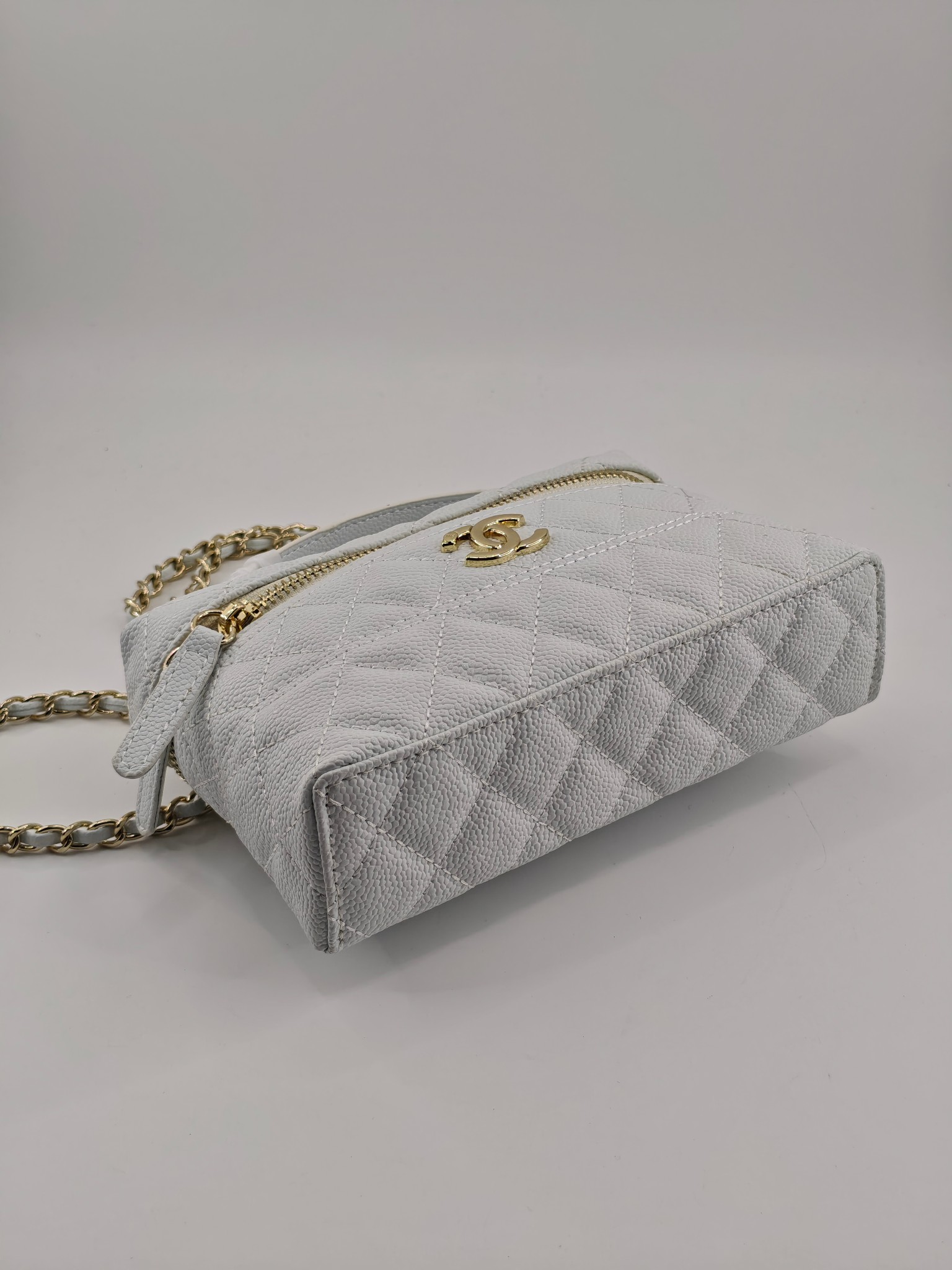  24C春节新款小香单肩斜挎包
白色头层牛皮鱼子酱金扣
实物实拍
尺寸：17×19.5×5cm
款号：1