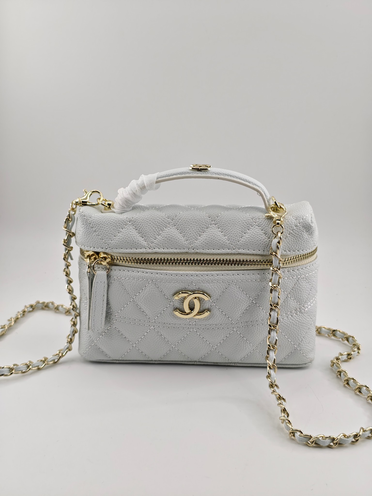  24C春节新款小香单肩斜挎包
白色头层牛皮鱼子酱金扣
实物实拍
尺寸：17×19.5×5cm
款号：1