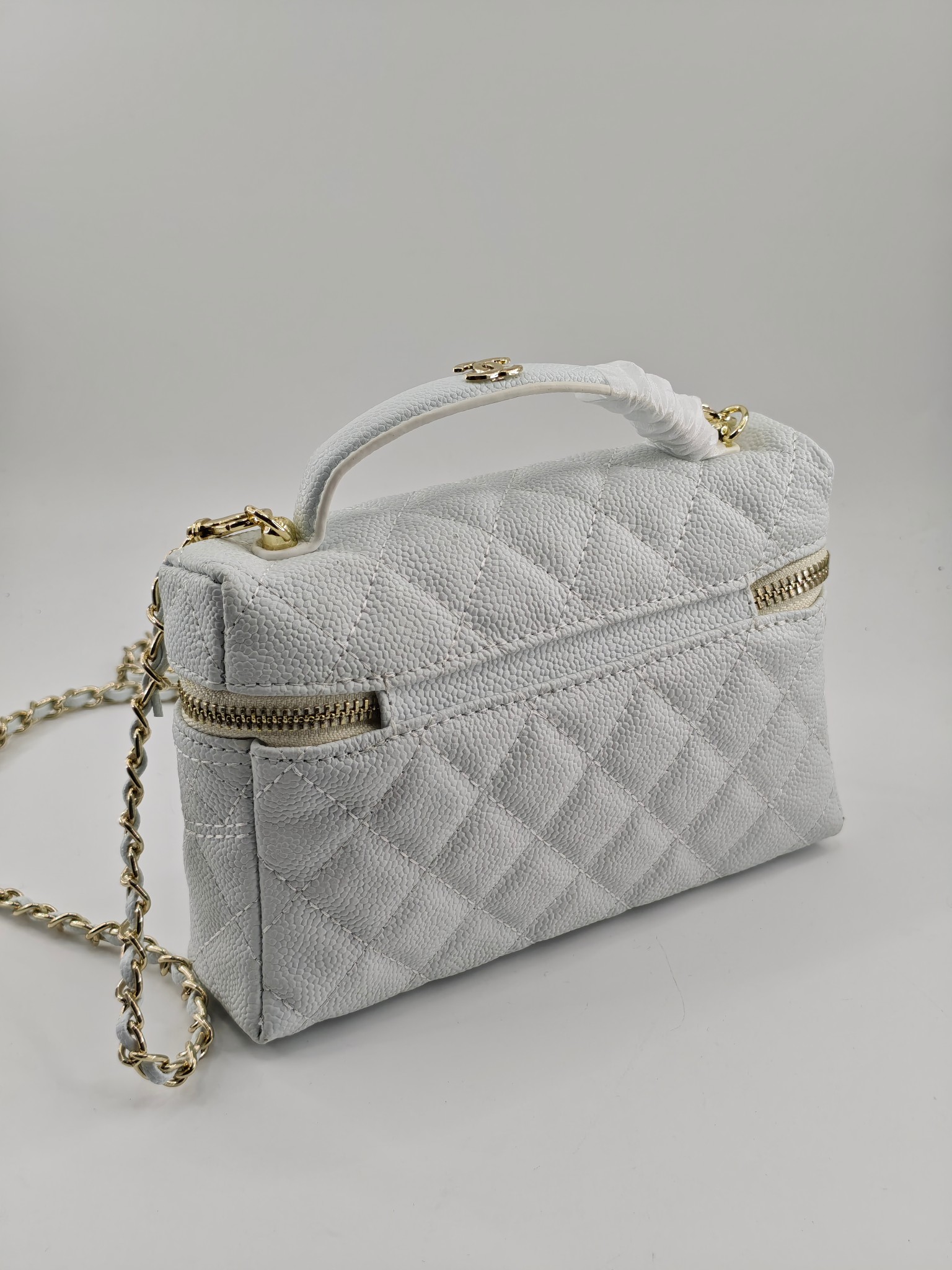  24C春节新款小香单肩斜挎包
白色头层牛皮鱼子酱金扣
实物实拍
尺寸：17×19.5×5cm
款号：1