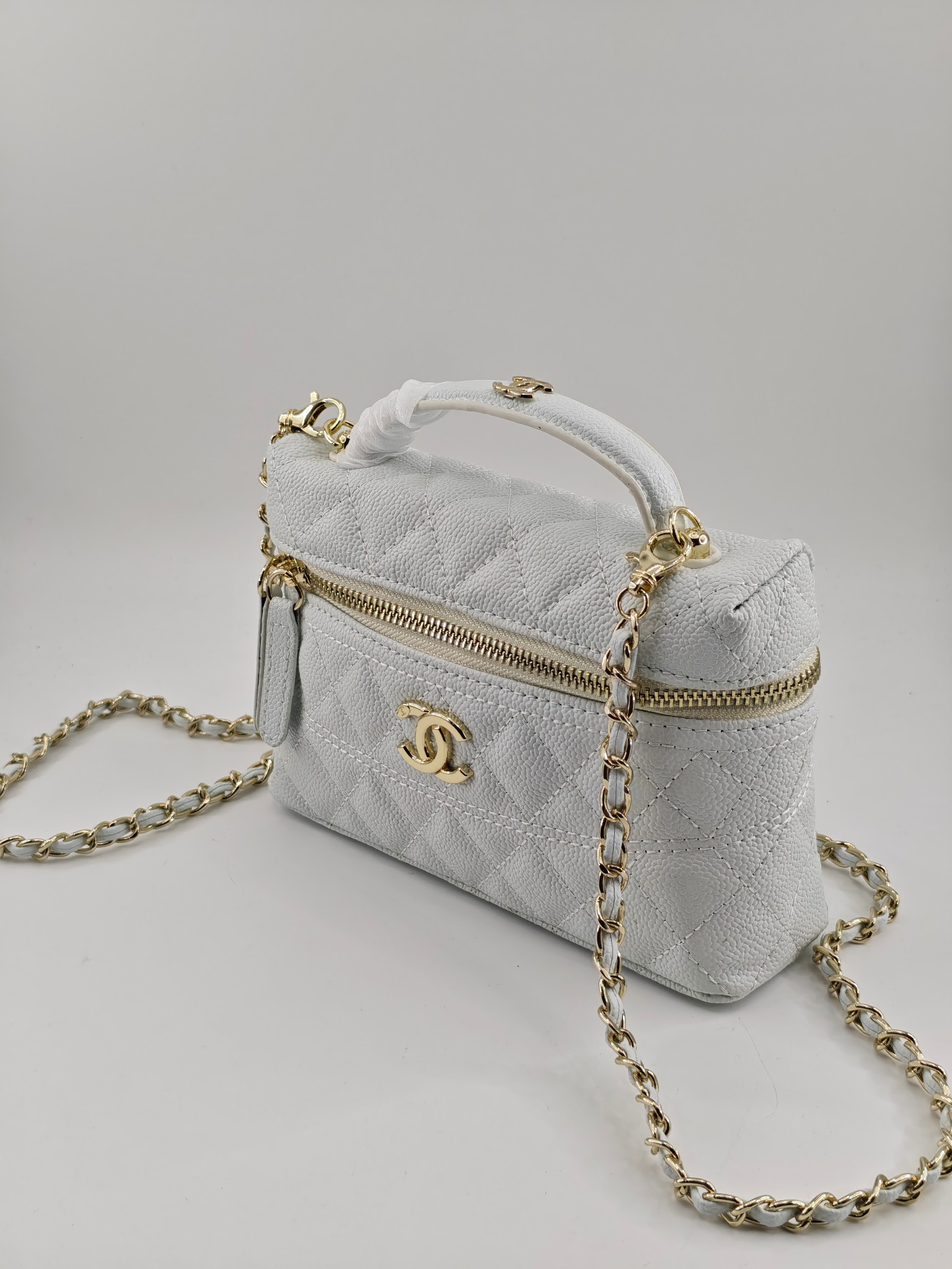  24C春节新款小香单肩斜挎包
白色头层牛皮鱼子酱金扣
实物实拍
尺寸：17×19.5×5cm
款号：1