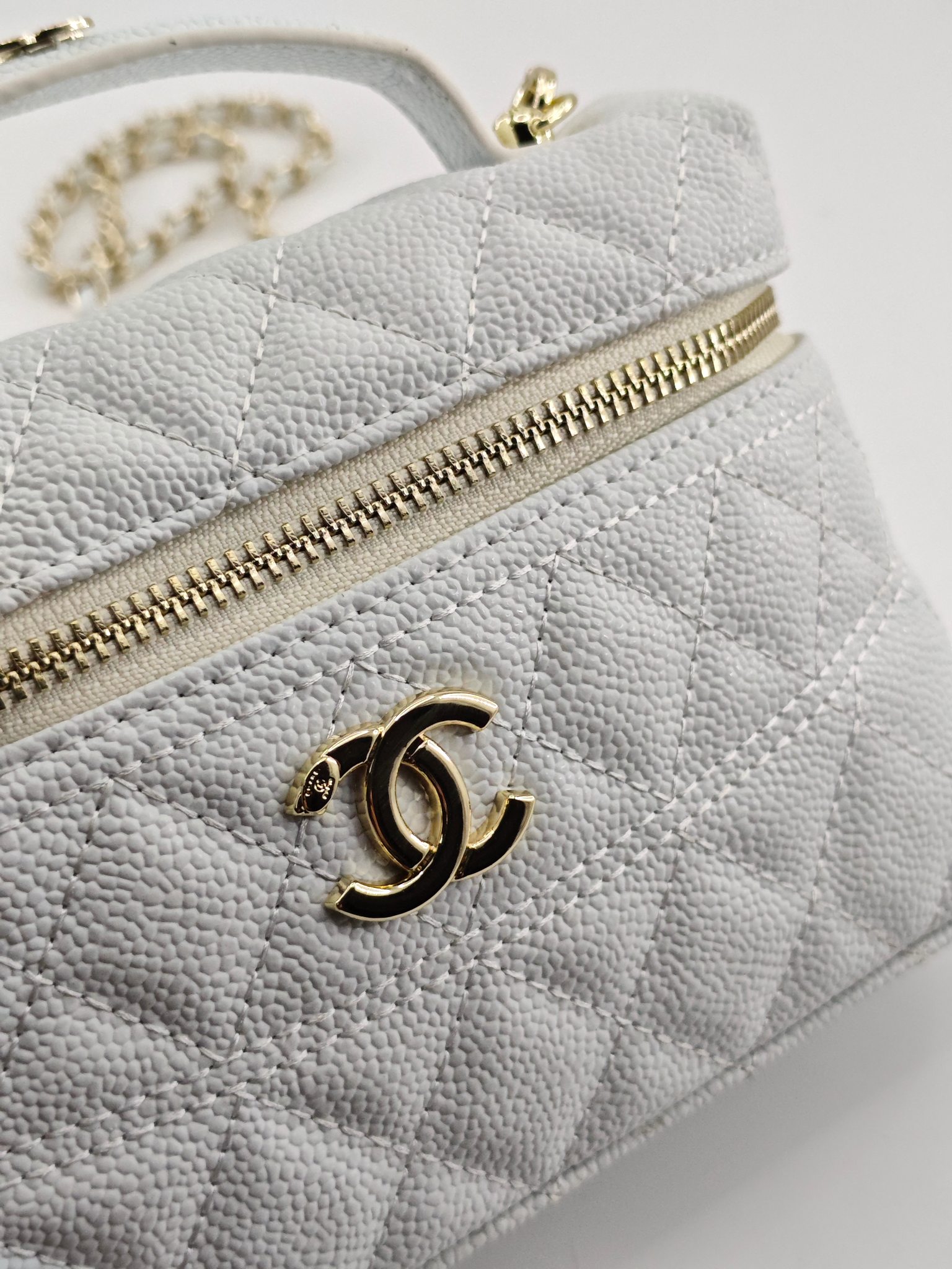  24C春节新款小香单肩斜挎包
白色头层牛皮鱼子酱金扣
实物实拍
尺寸：17×19.5×5cm
款号：1