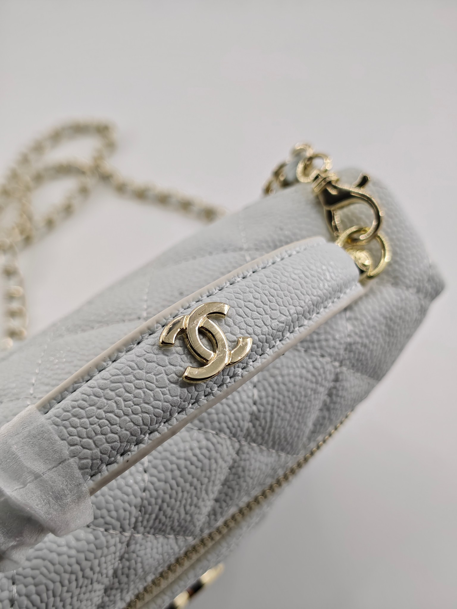  24C春节新款小香单肩斜挎包
白色头层牛皮鱼子酱金扣
实物实拍
尺寸：17×19.5×5cm
款号：1