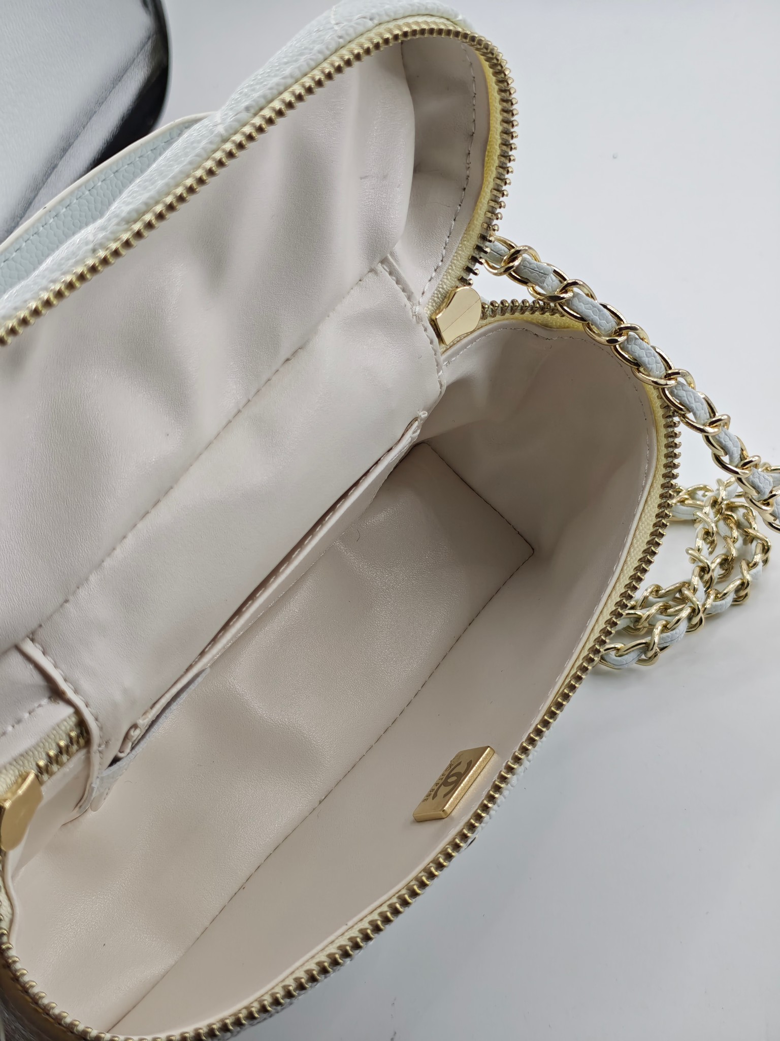  24C春节新款小香单肩斜挎包
白色头层牛皮鱼子酱金扣
实物实拍
尺寸：17×19.5×5cm
款号：1