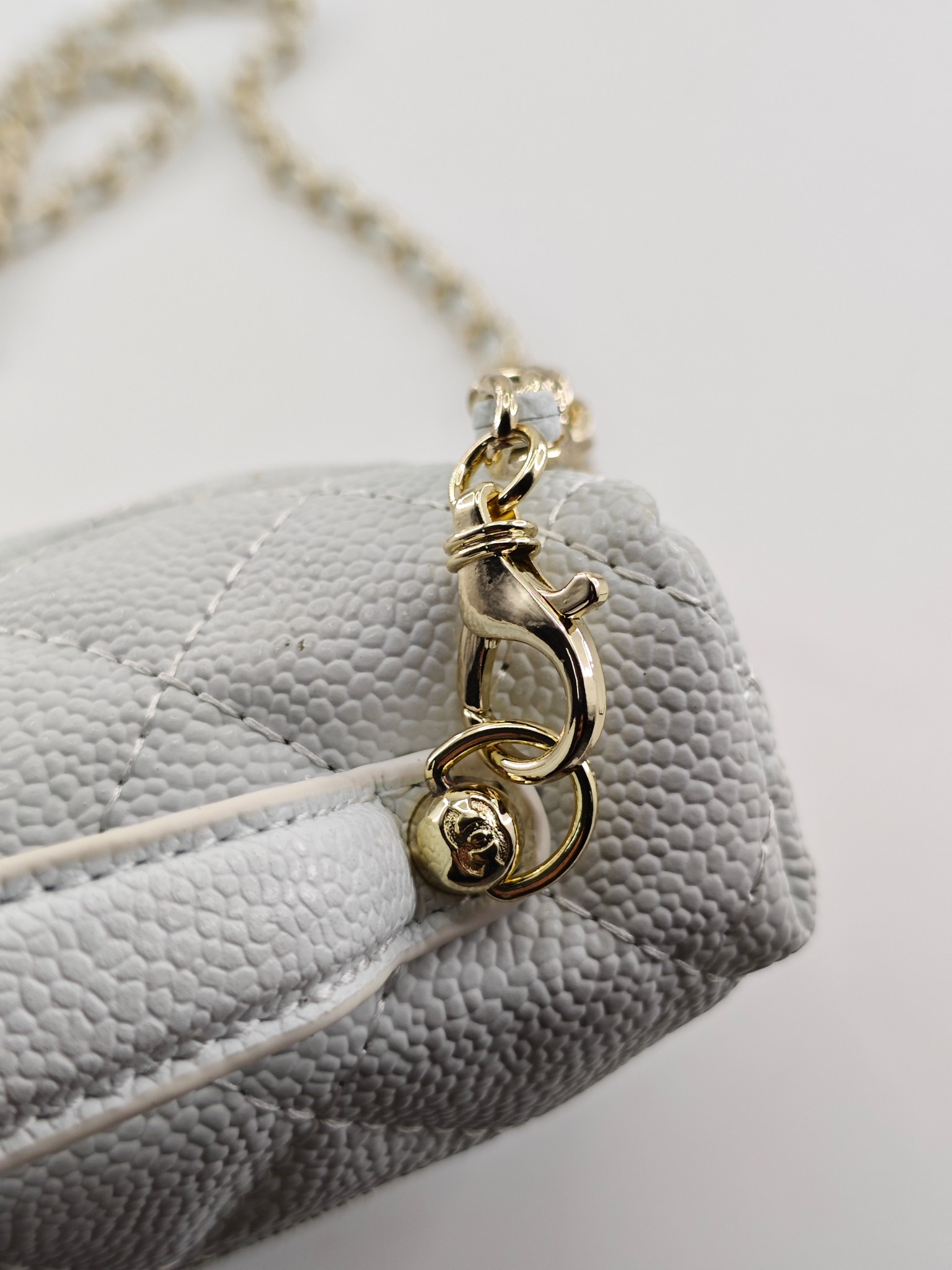  24C春节新款小香单肩斜挎包
白色头层牛皮鱼子酱金扣
实物实拍
尺寸：17×19.5×5cm
款号：1