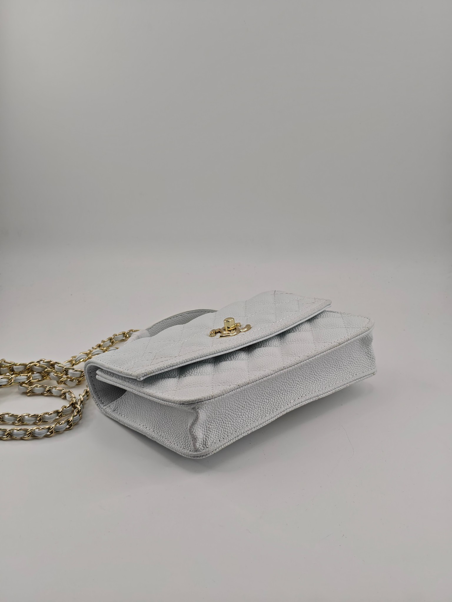  25c春节新款小香手拎包双肩包
白色头层牛皮鱼子酱金扣
实物实拍
尺寸：14*18*3*cm
款号：1