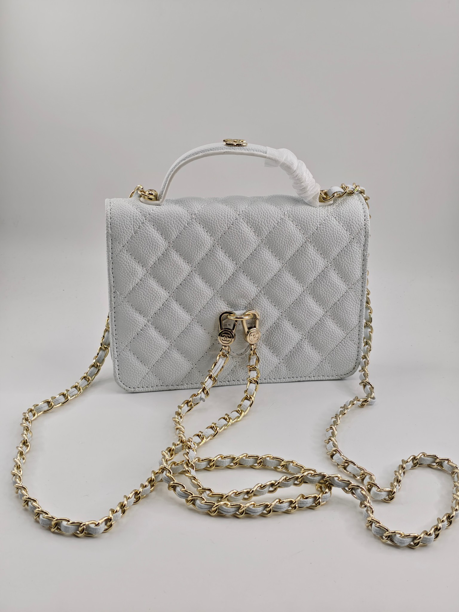  25c春节新款小香手拎包双肩包
白色头层牛皮鱼子酱金扣
实物实拍
尺寸：14*18*3*cm
款号：1