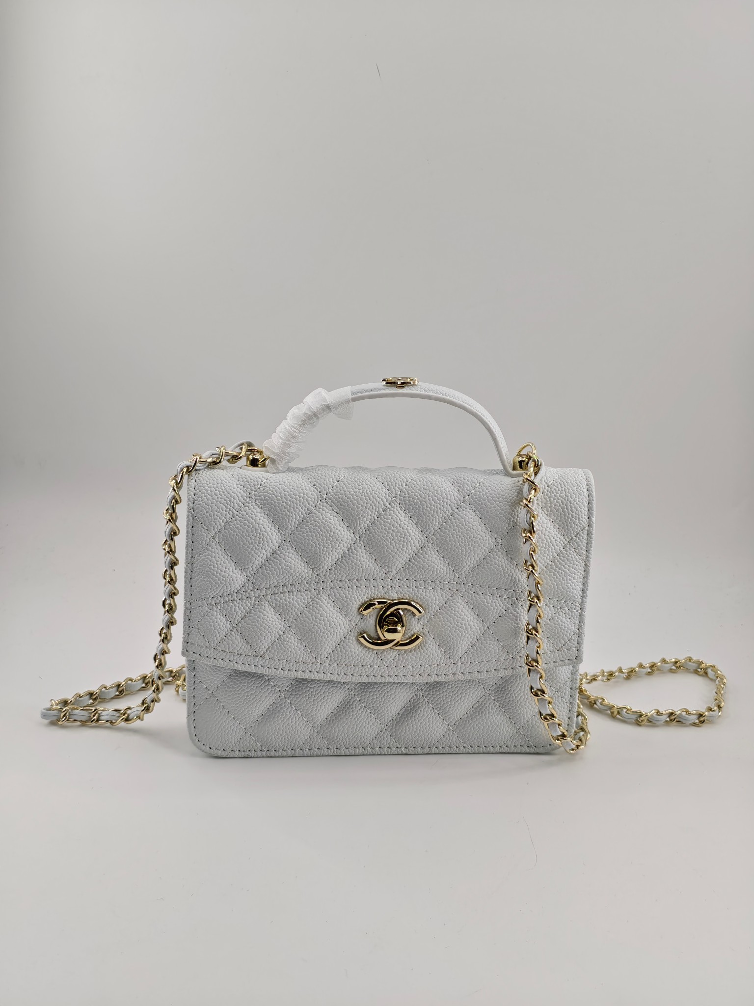  25c春节新款小香手拎包双肩包
白色头层牛皮鱼子酱金扣
实物实拍
尺寸：14*18*3*cm
款号：1