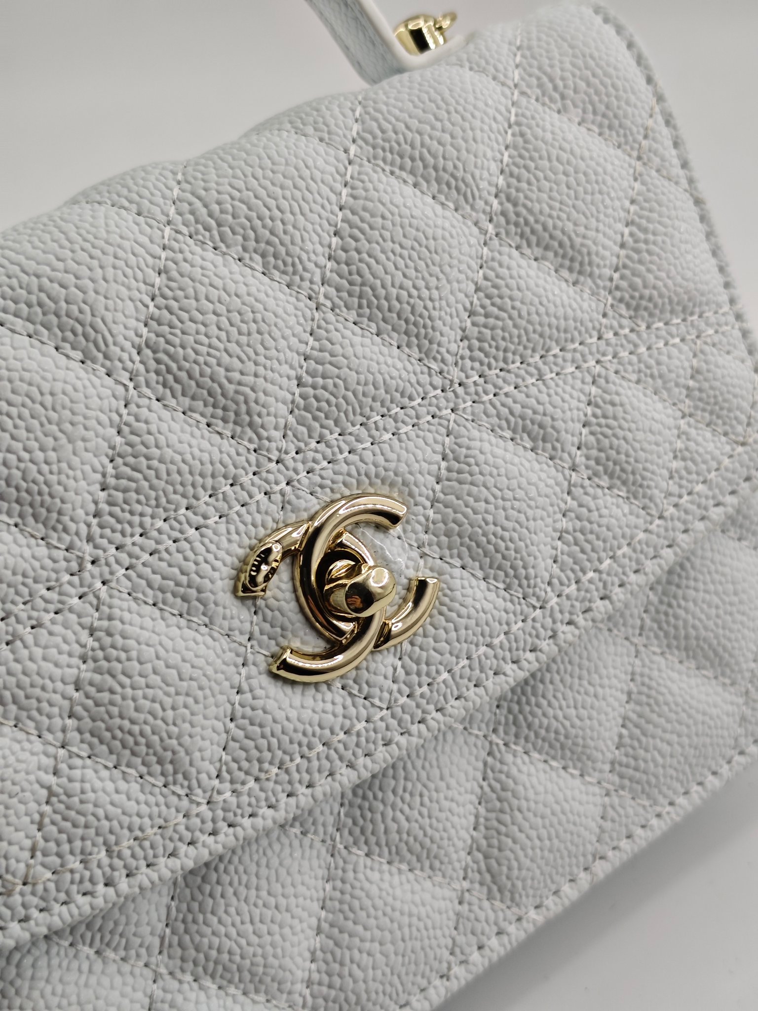  25c春节新款小香手拎包双肩包
白色头层牛皮鱼子酱金扣
实物实拍
尺寸：14*18*3*cm
款号：1